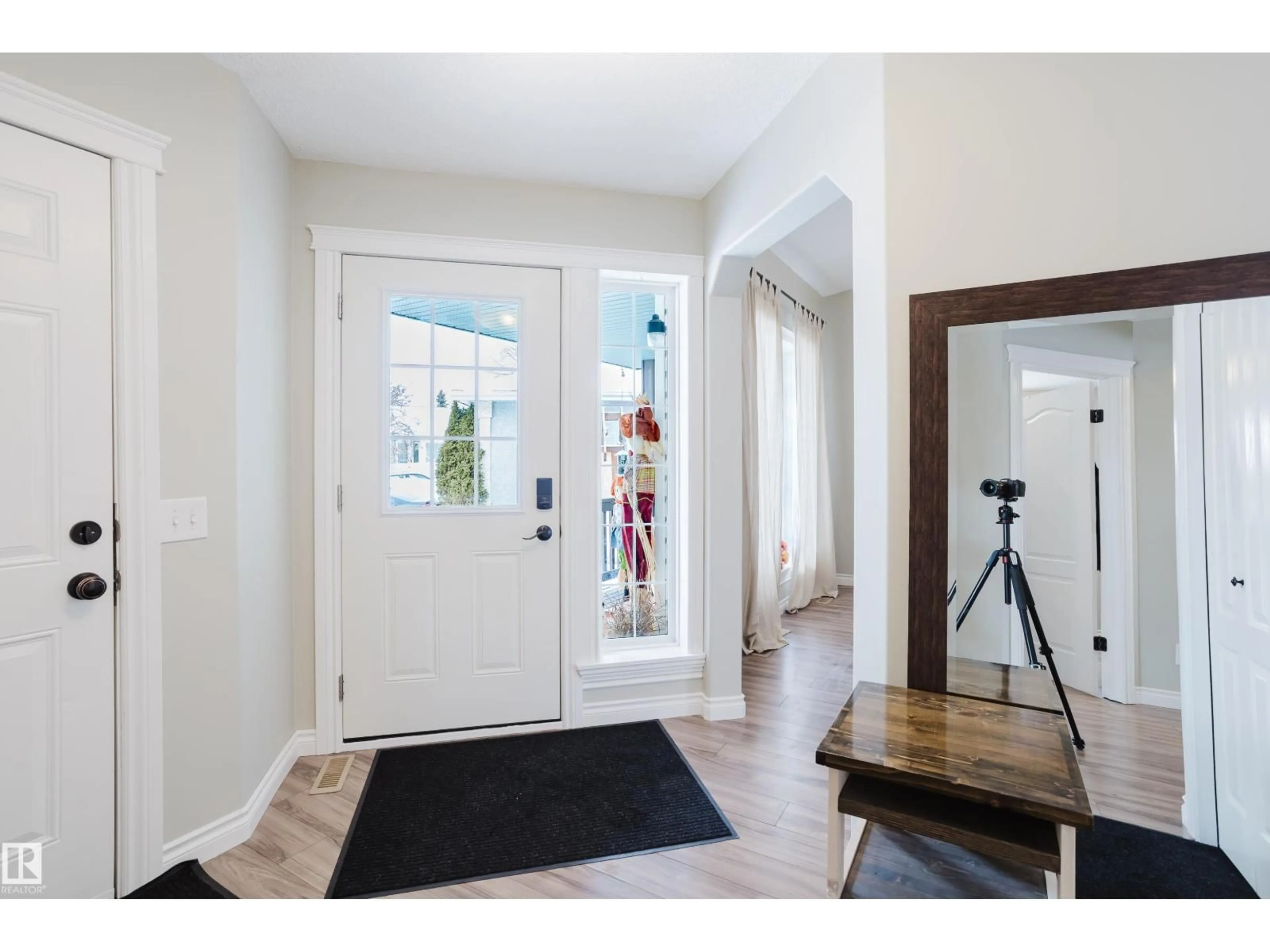 Indoor entryway for 13143 37 ST, Edmonton Alberta T5A4Y8