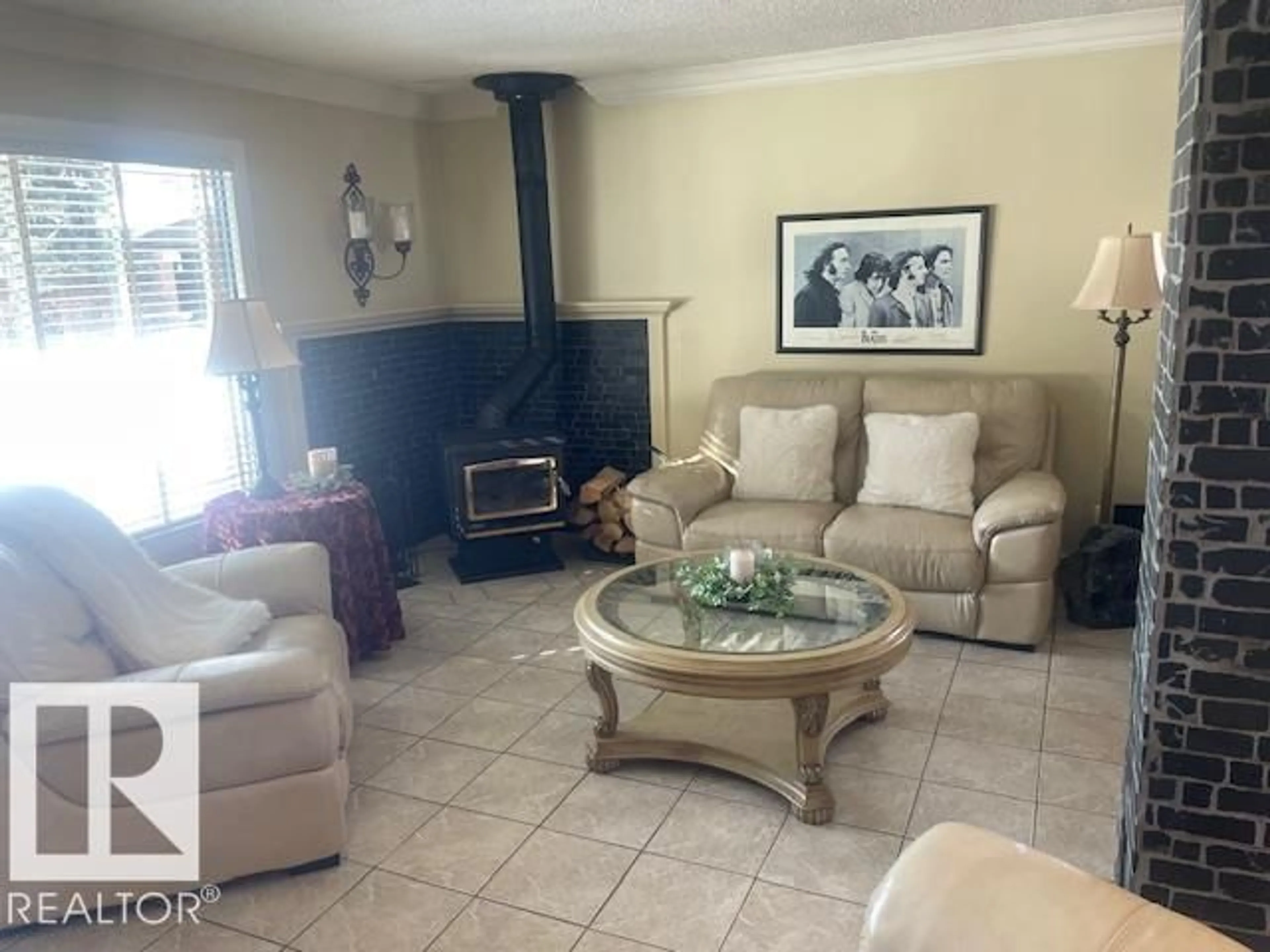 Living room with furniture, unknown for 7 GALLOWAY RD, Sherwood Park Alberta T8A3K8