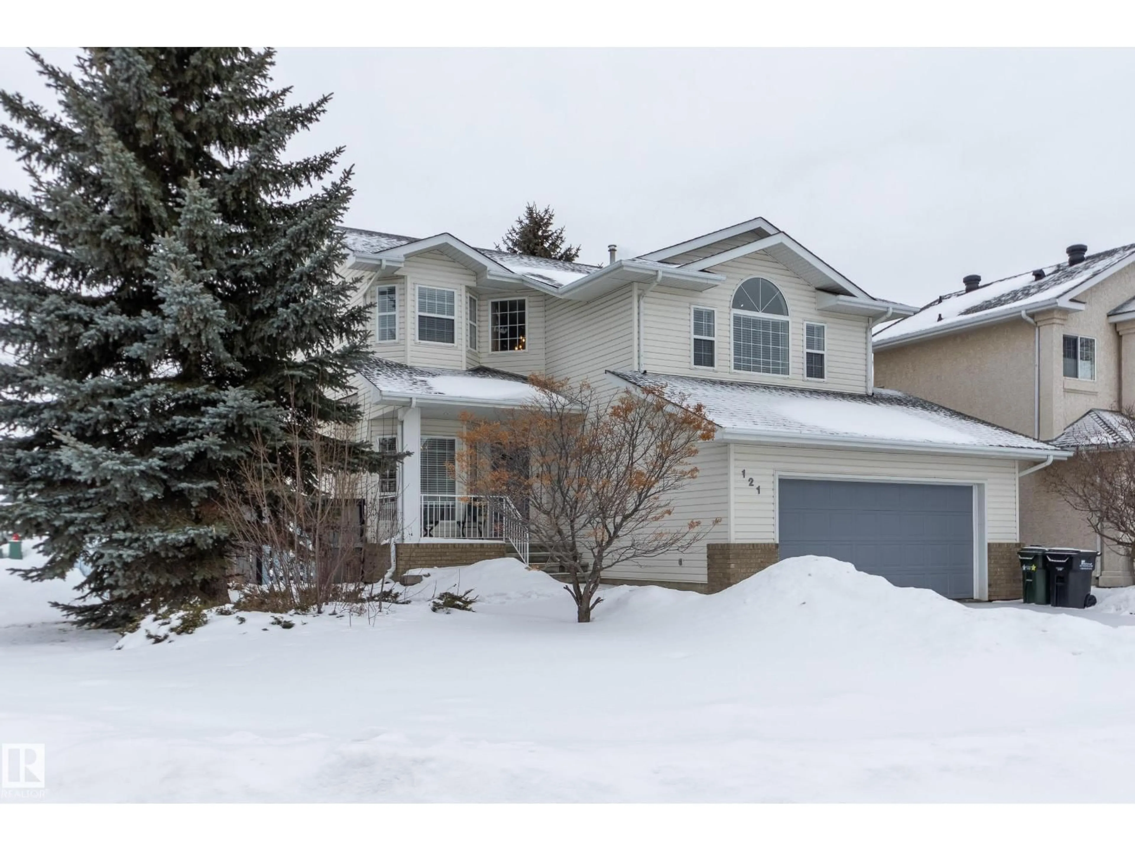 Home with vinyl exterior material, street for 121 FORREST DR, Sherwood Park Alberta T8A6A8