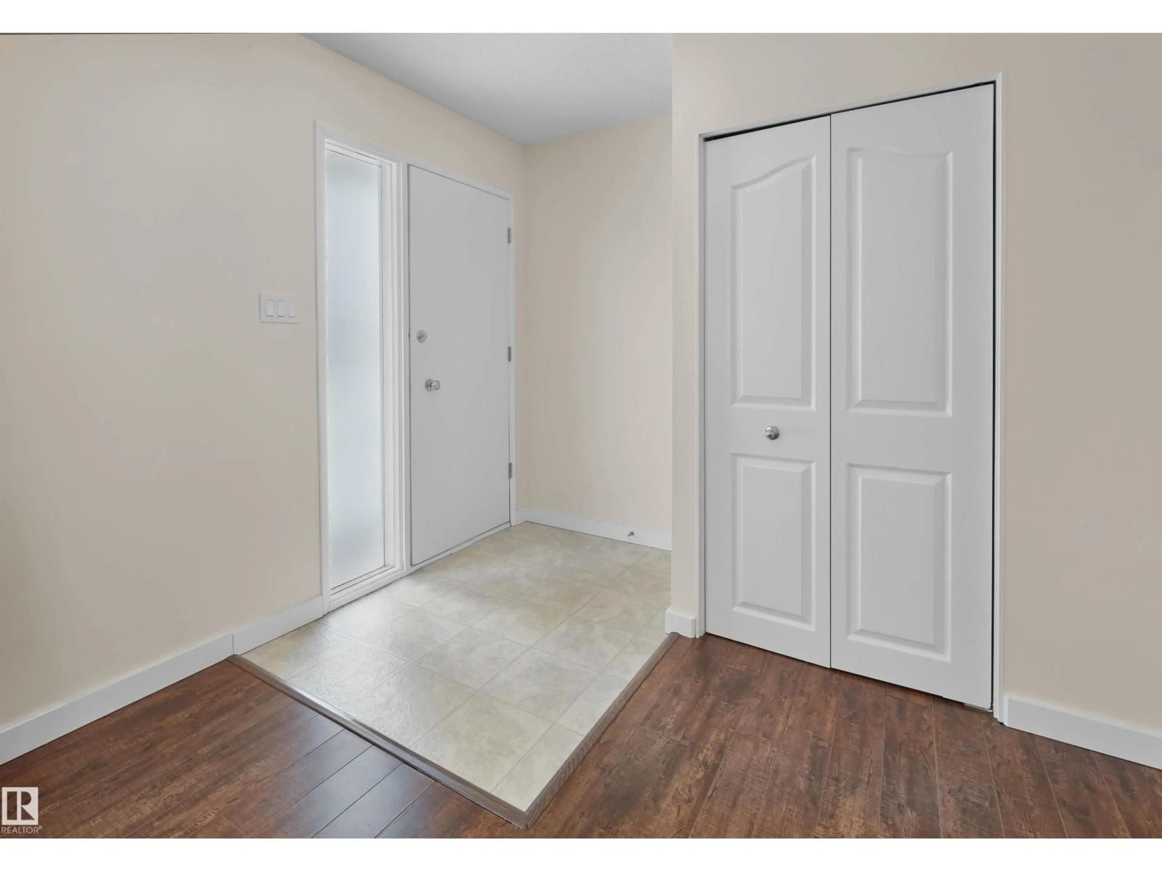Indoor entryway for 10531 52 AV, Edmonton Alberta T6H3A7