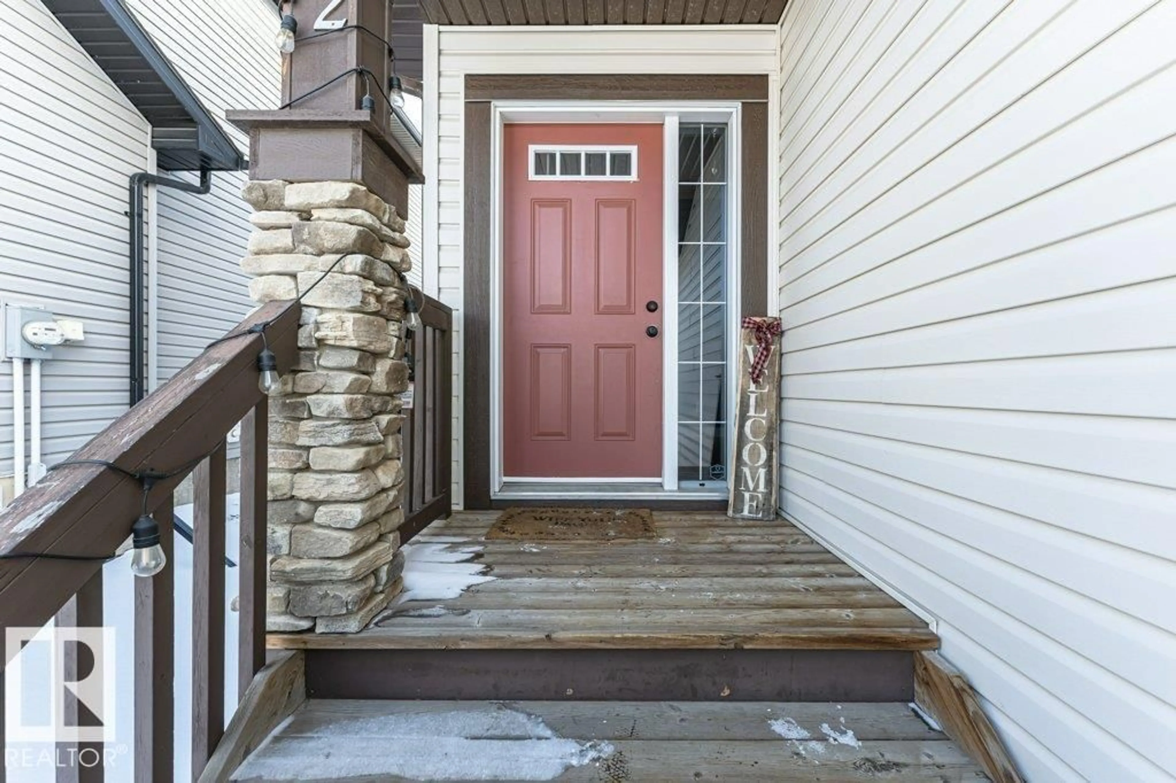 Indoor entryway for 92 WOODBRIDGE LI, Fort Saskatchewan Alberta T8L0H4