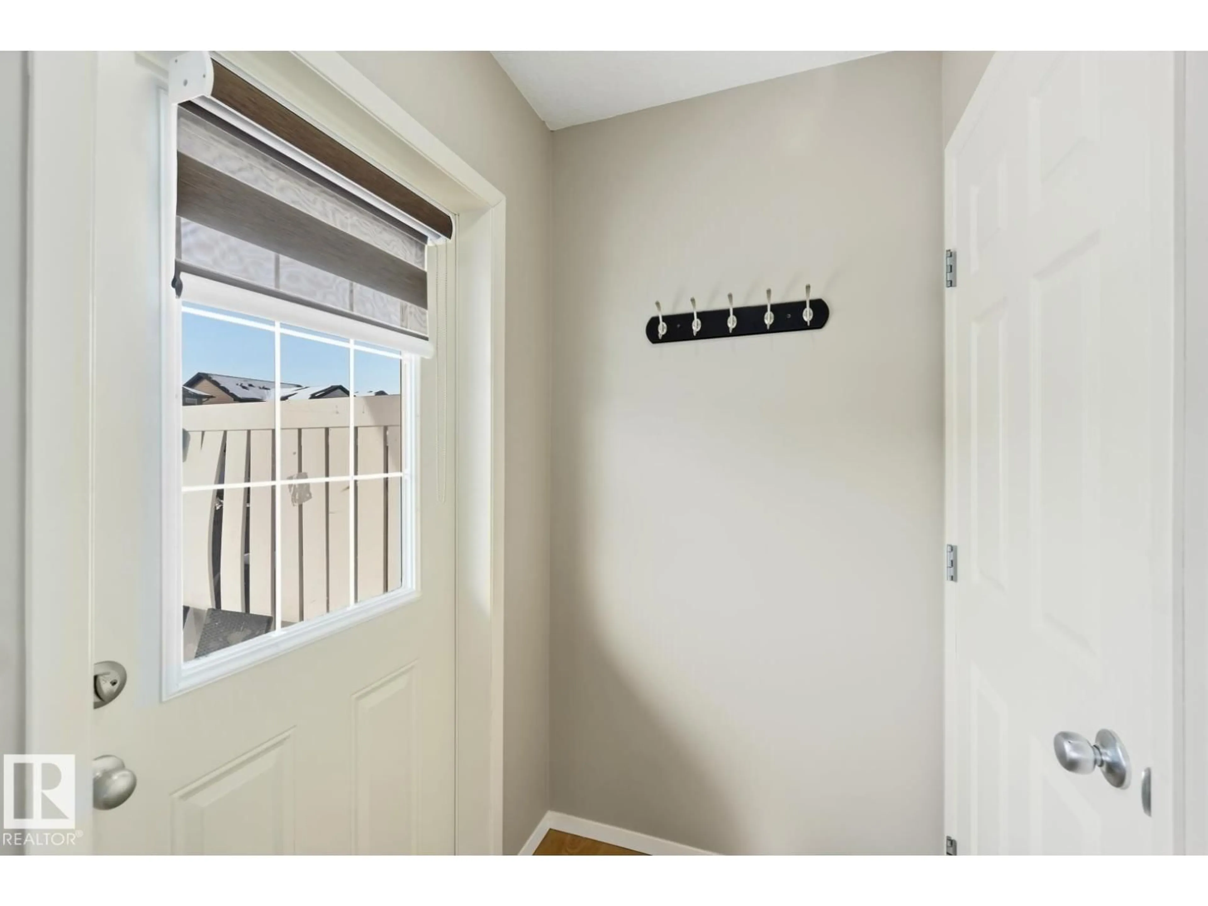 Indoor entryway for 16 3751 12 ST NW, Edmonton Alberta T6T0N3