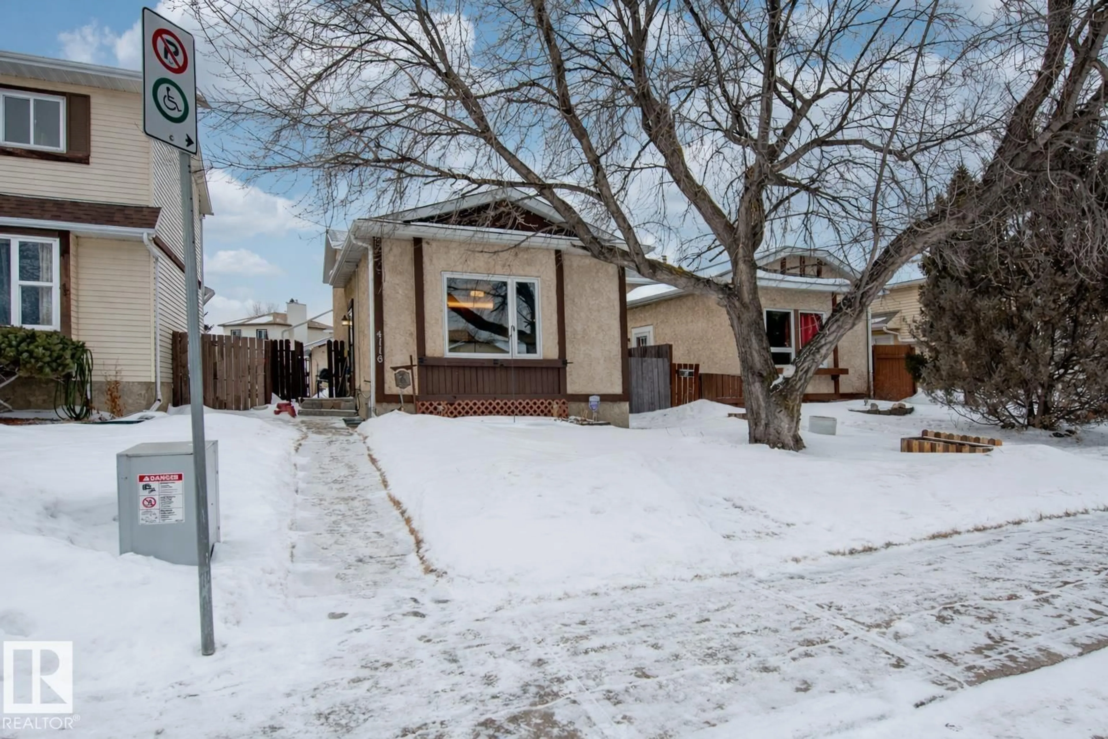 A pic from outside/outdoor area/front of a property/back of a property/a pic from drone, street for NW - 4116 38 ST, Edmonton Alberta T6L5E4