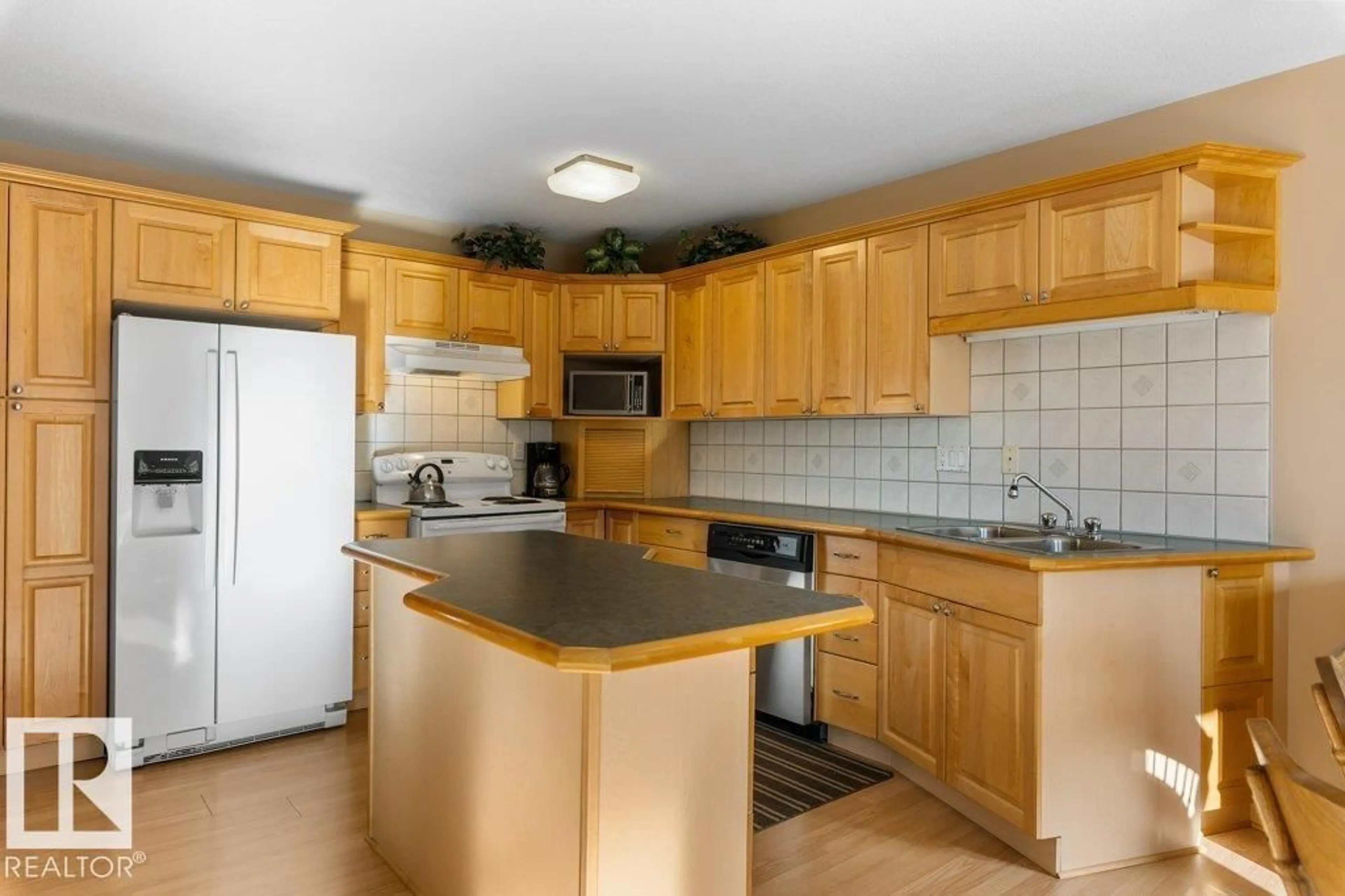 Standard kitchen, unknown for 2 PINEVIEW HORIZON, St. Albert Alberta T8N4R6