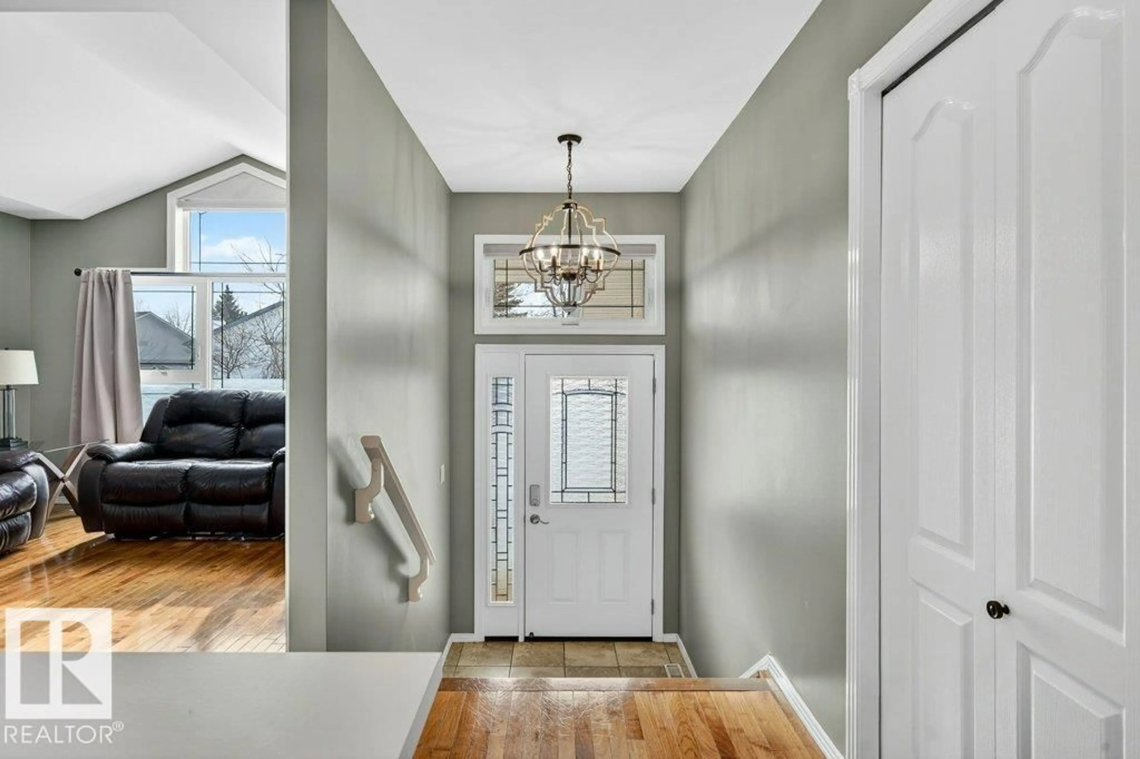 Indoor entryway for 10 OAKRIDGE DR, St. Albert Alberta T8N6E4