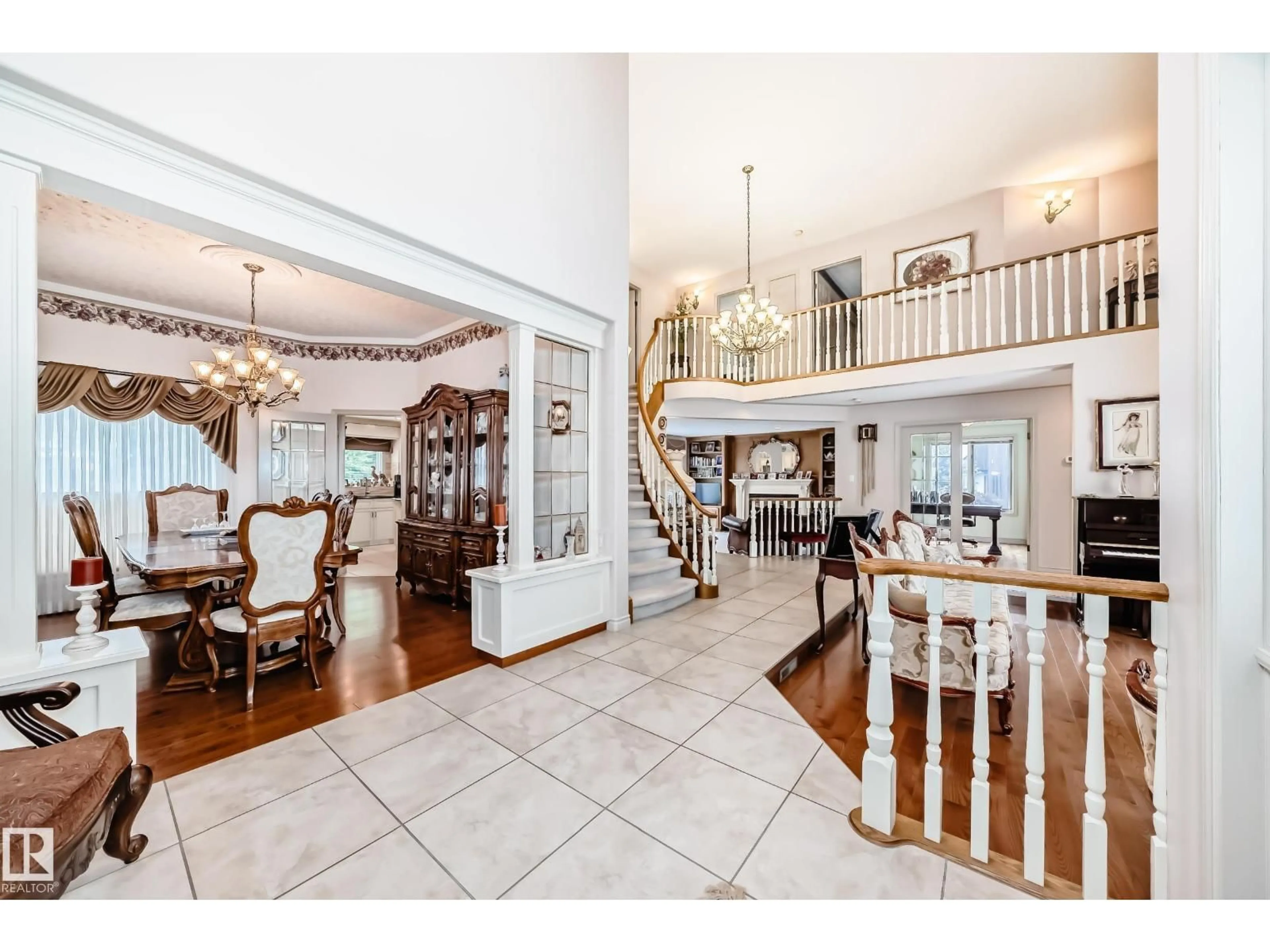 Indoor foyer for NW - 17416 53 AV, Edmonton Alberta T6M1C4