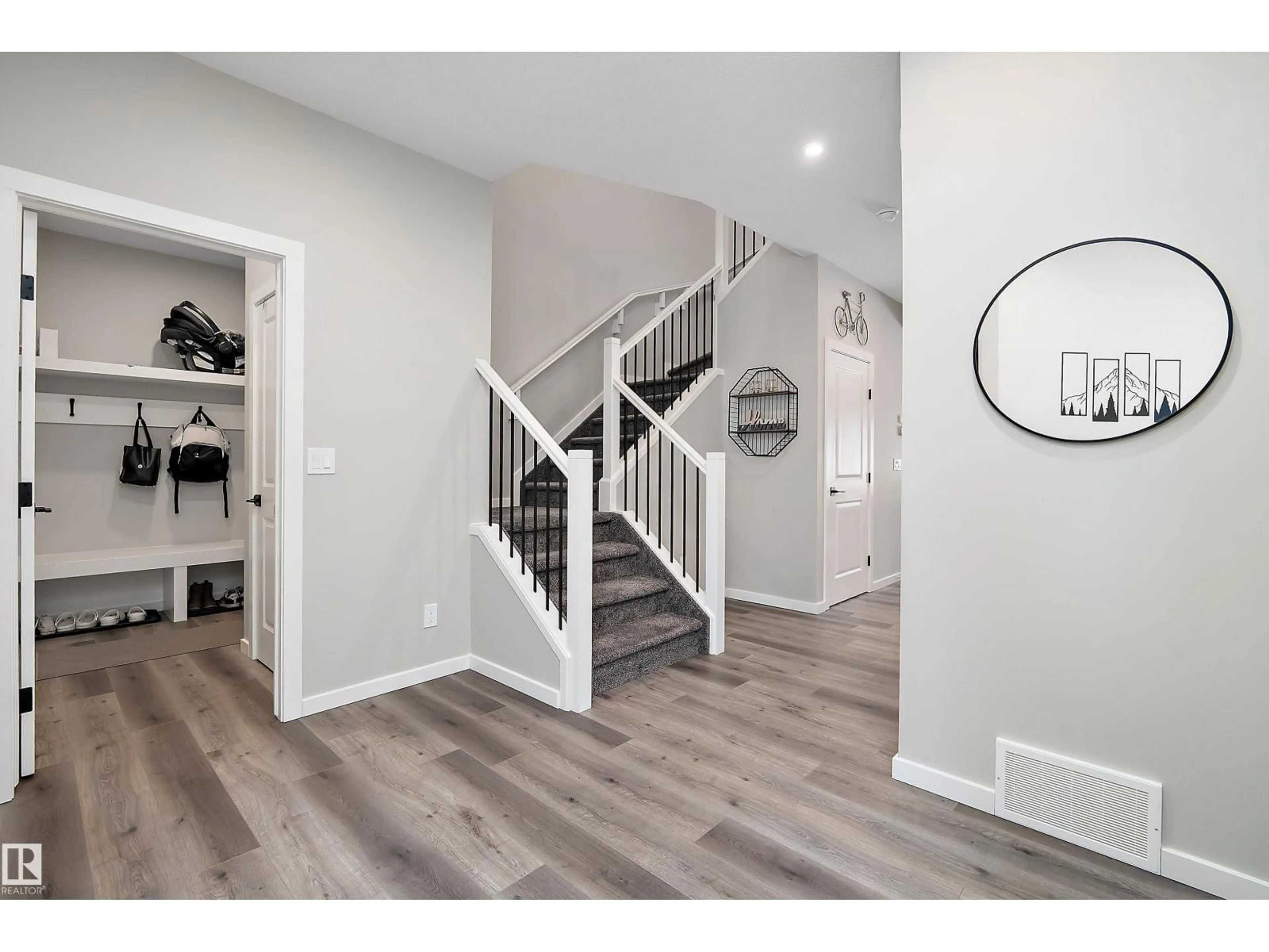 Indoor entryway for 46 CHELLES WD, St. Albert Alberta T8R2C3