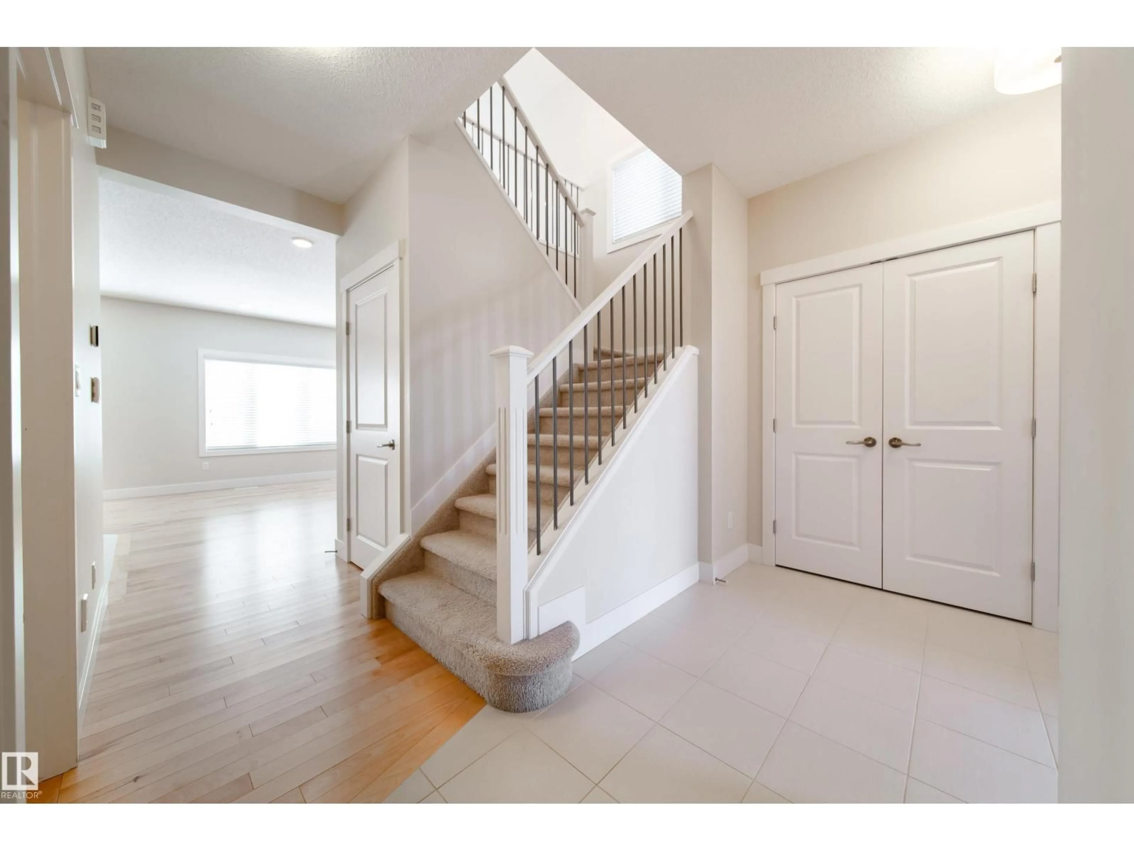 Indoor entryway for SW - 2237 56 ST, Edmonton Alberta T6X1A3