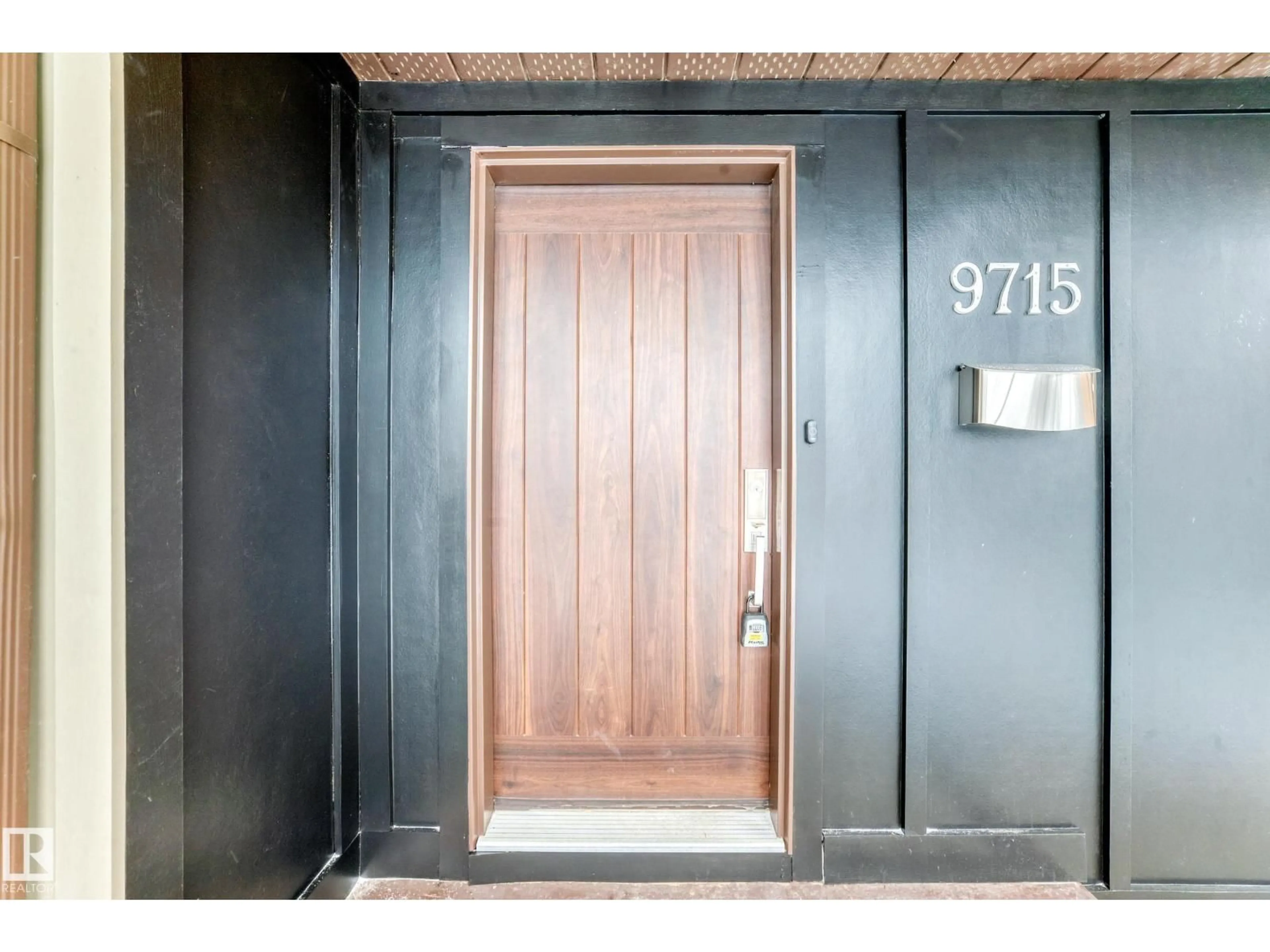 Indoor entryway for NW - 9715 143A ST, Edmonton Alberta T5N2S8