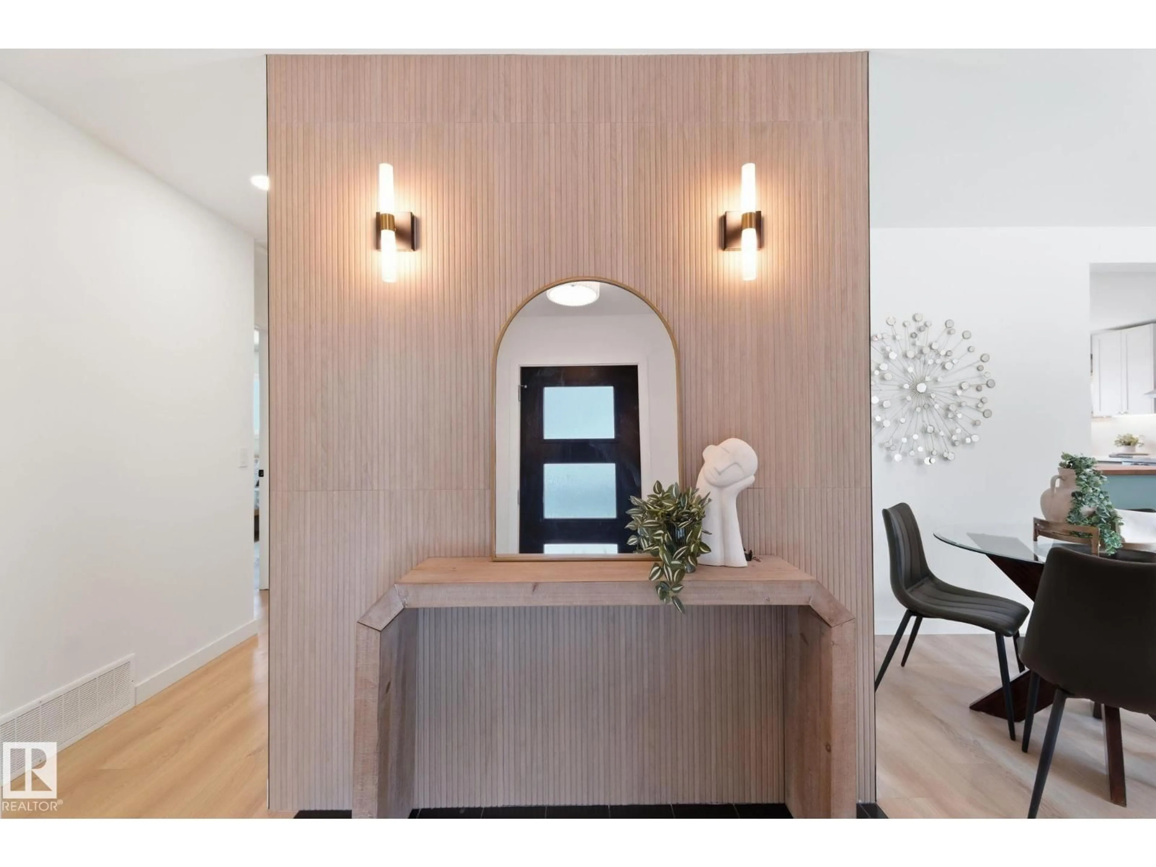 Indoor entryway for 9444 74 ST, Edmonton Alberta T6B2B4