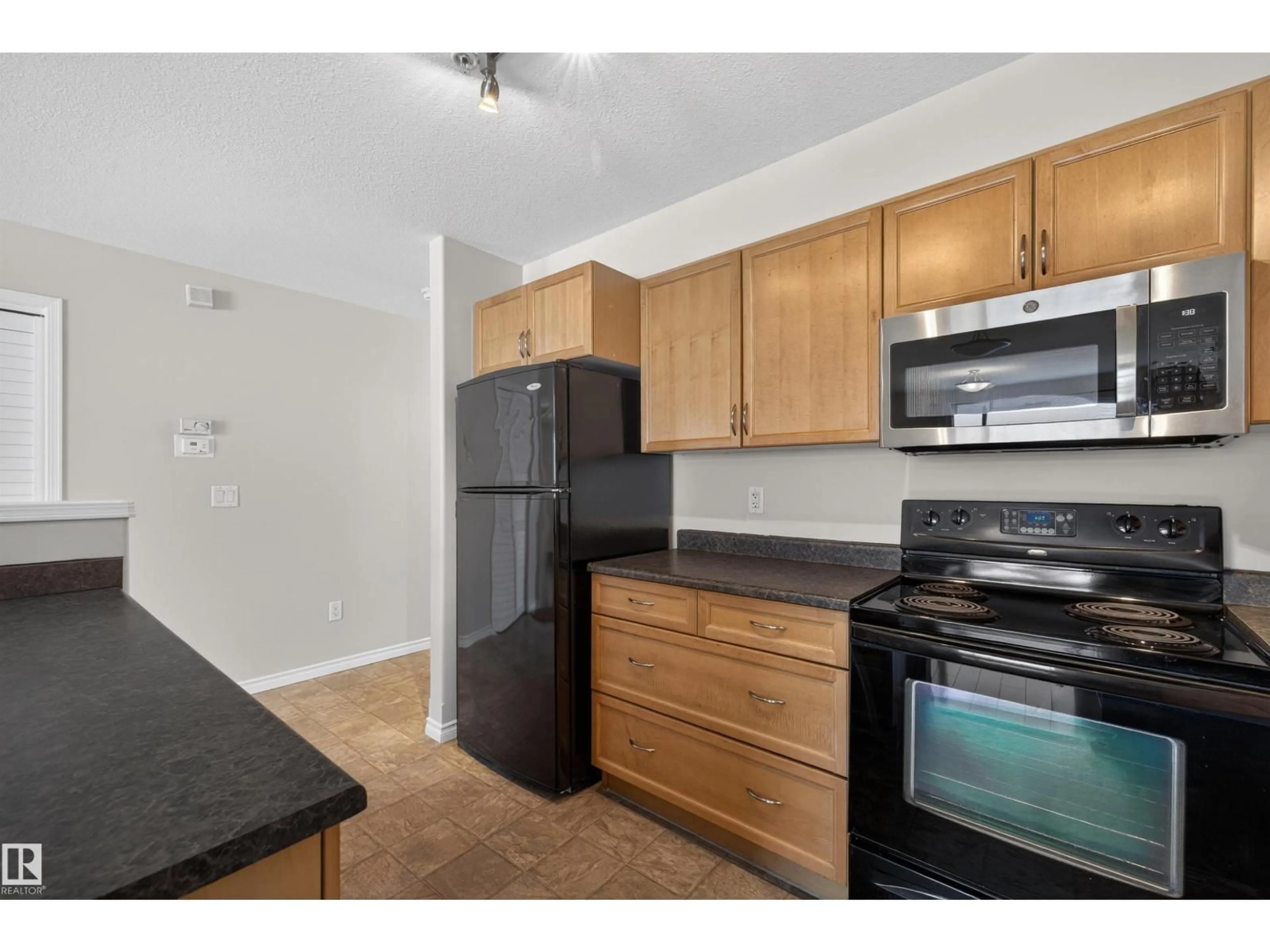 Standard kitchen, unknown for 1589 - 102 GLASTONBURY BV, Edmonton Alberta T5T2V1