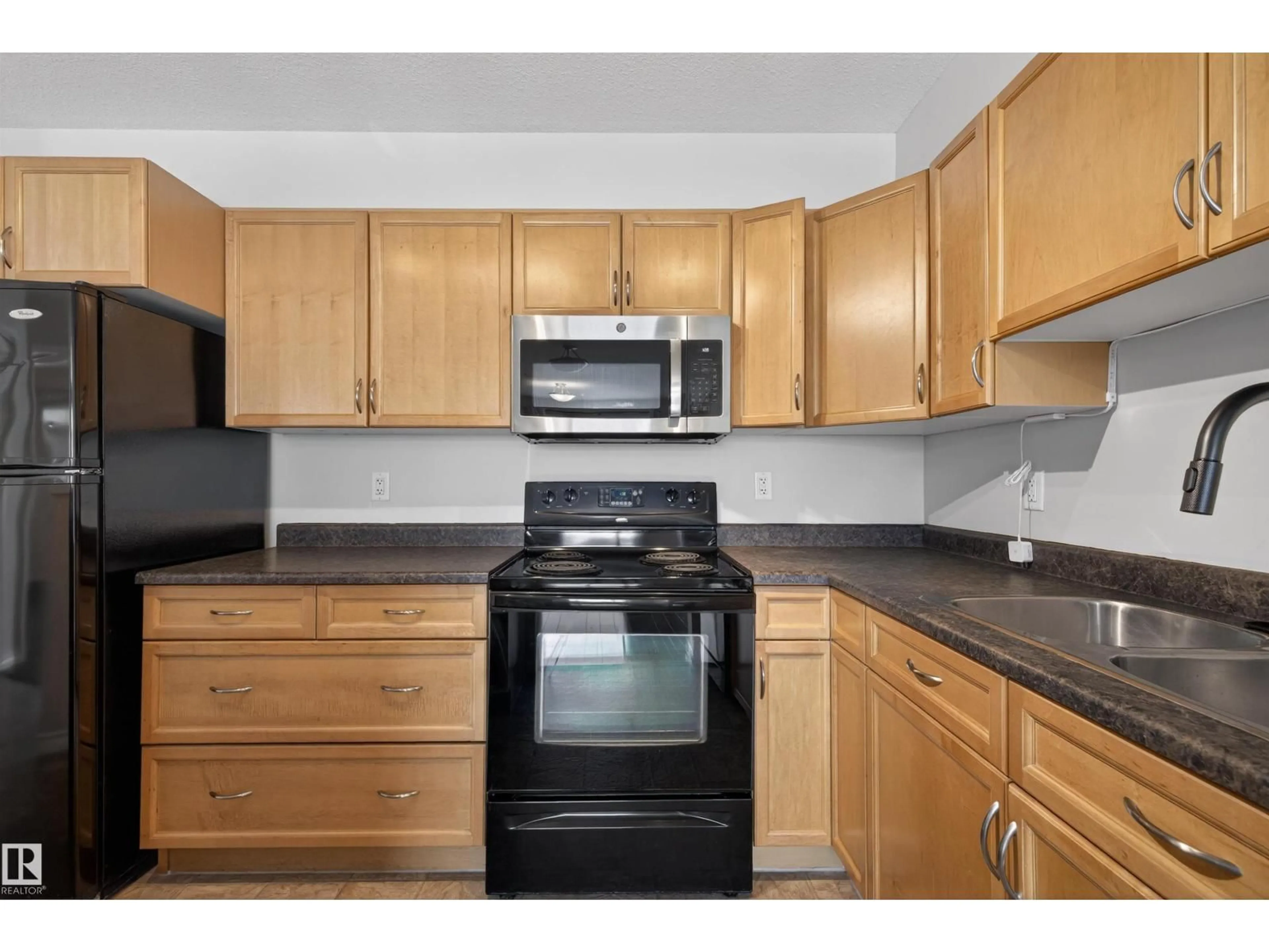 Standard kitchen, unknown for 1589 - 102 GLASTONBURY BV, Edmonton Alberta T5T2V1