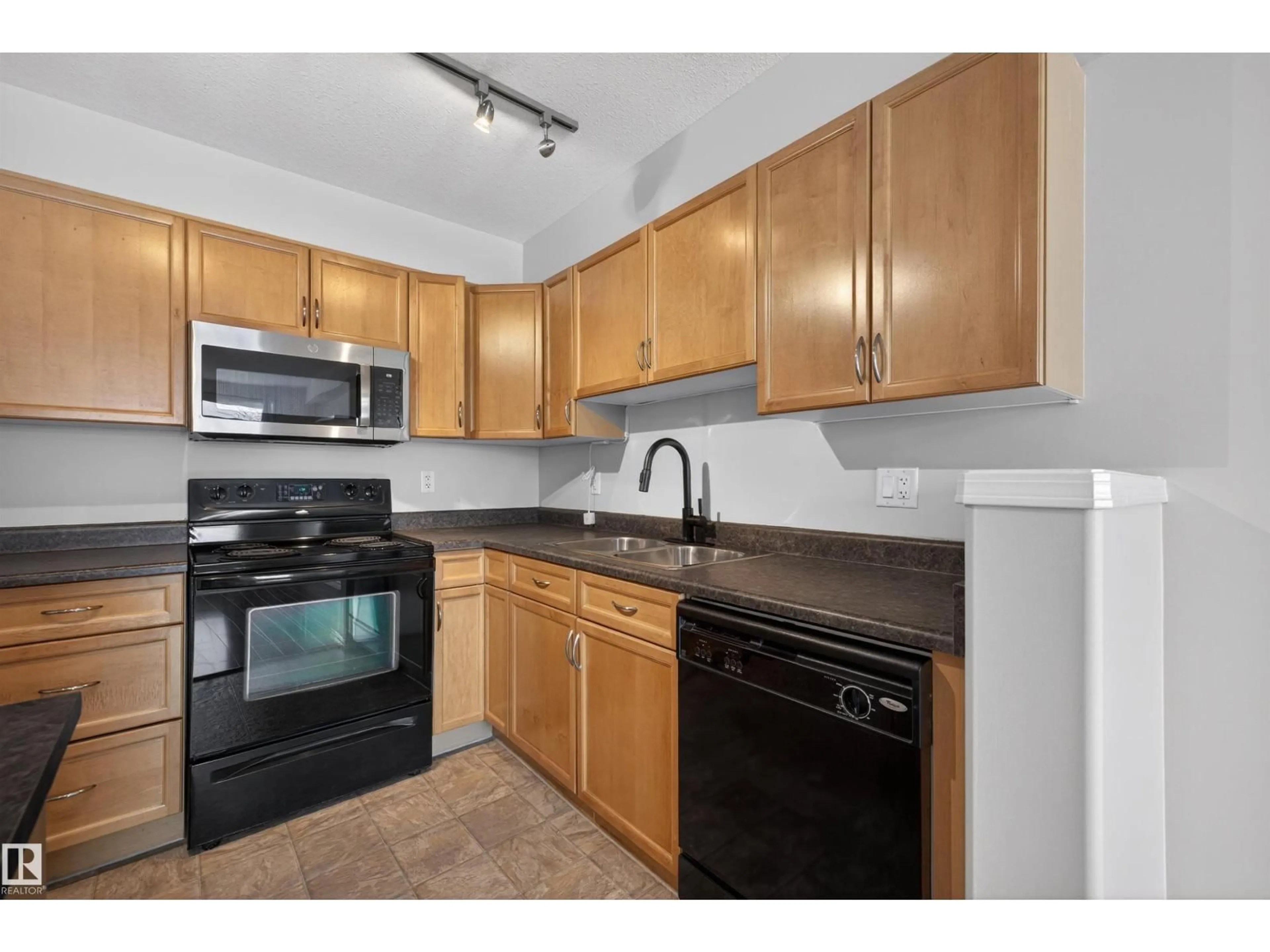 Standard kitchen, unknown for 1589 - 102 GLASTONBURY BV, Edmonton Alberta T5T2V1