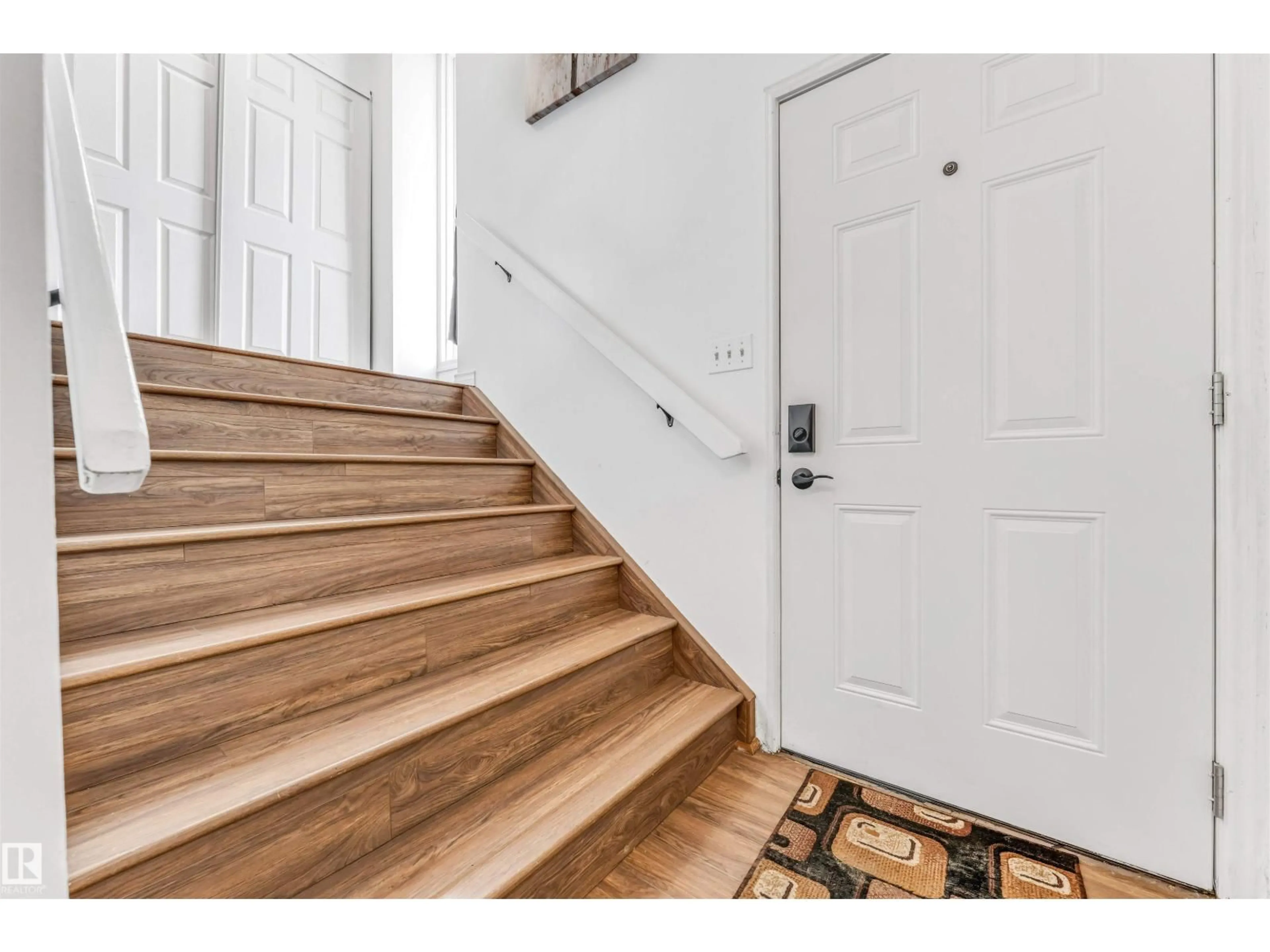 Indoor entryway for 5344 38A AV, Edmonton Alberta T6L2H4