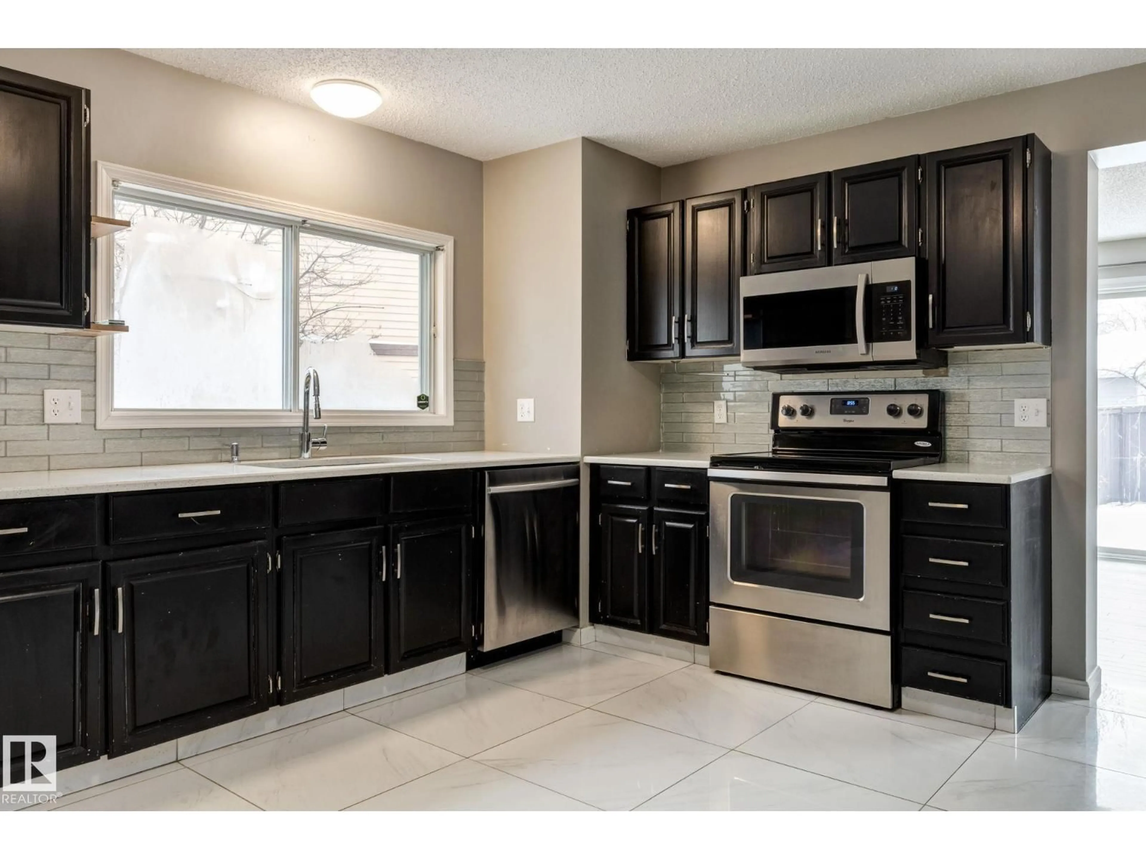 Standard kitchen, ceramic/tile floor for 405 VILLAGE GV, Sherwood Park Alberta T8A4K3