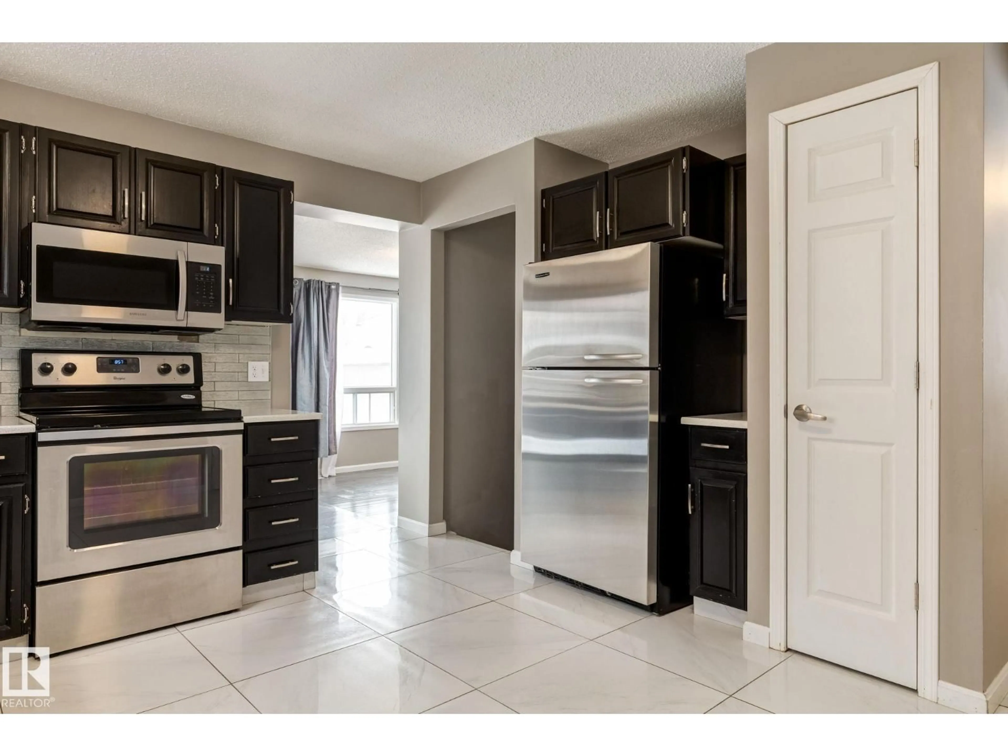 Standard kitchen, ceramic/tile floor for 405 VILLAGE GV, Sherwood Park Alberta T8A4K3