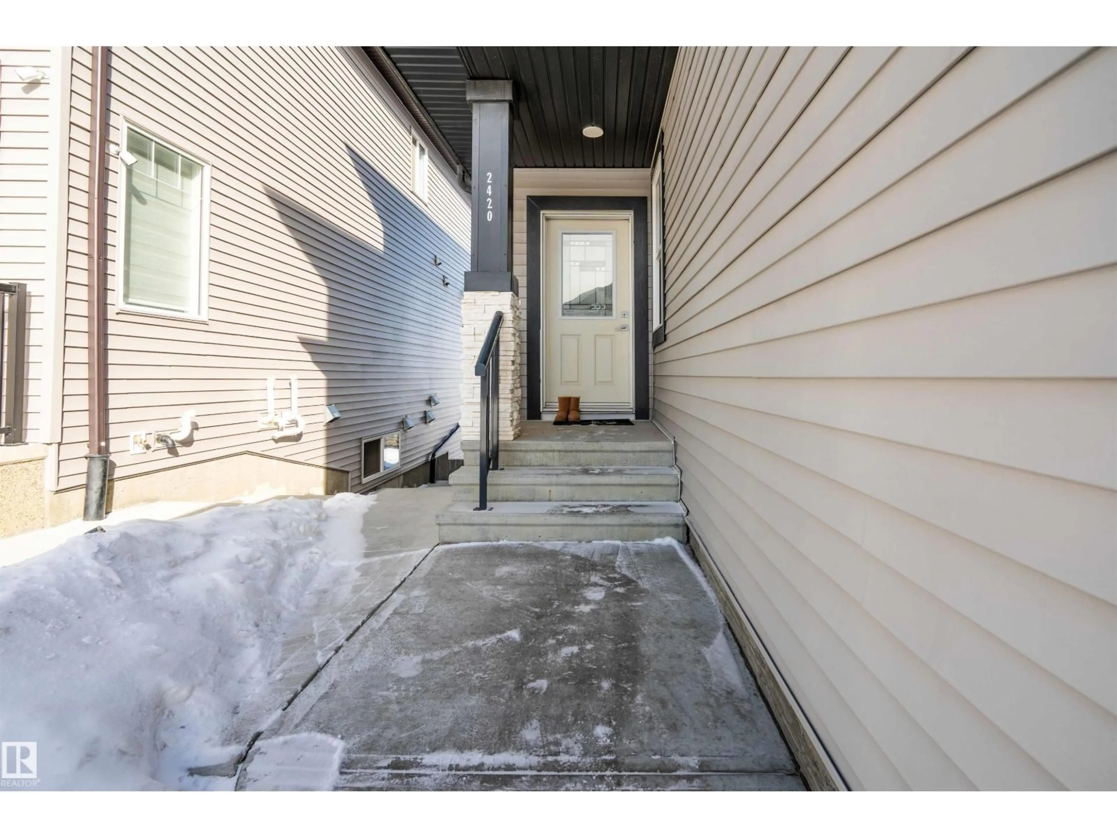 Indoor entryway for 2420 15 AV, Edmonton Alberta T6T2L3