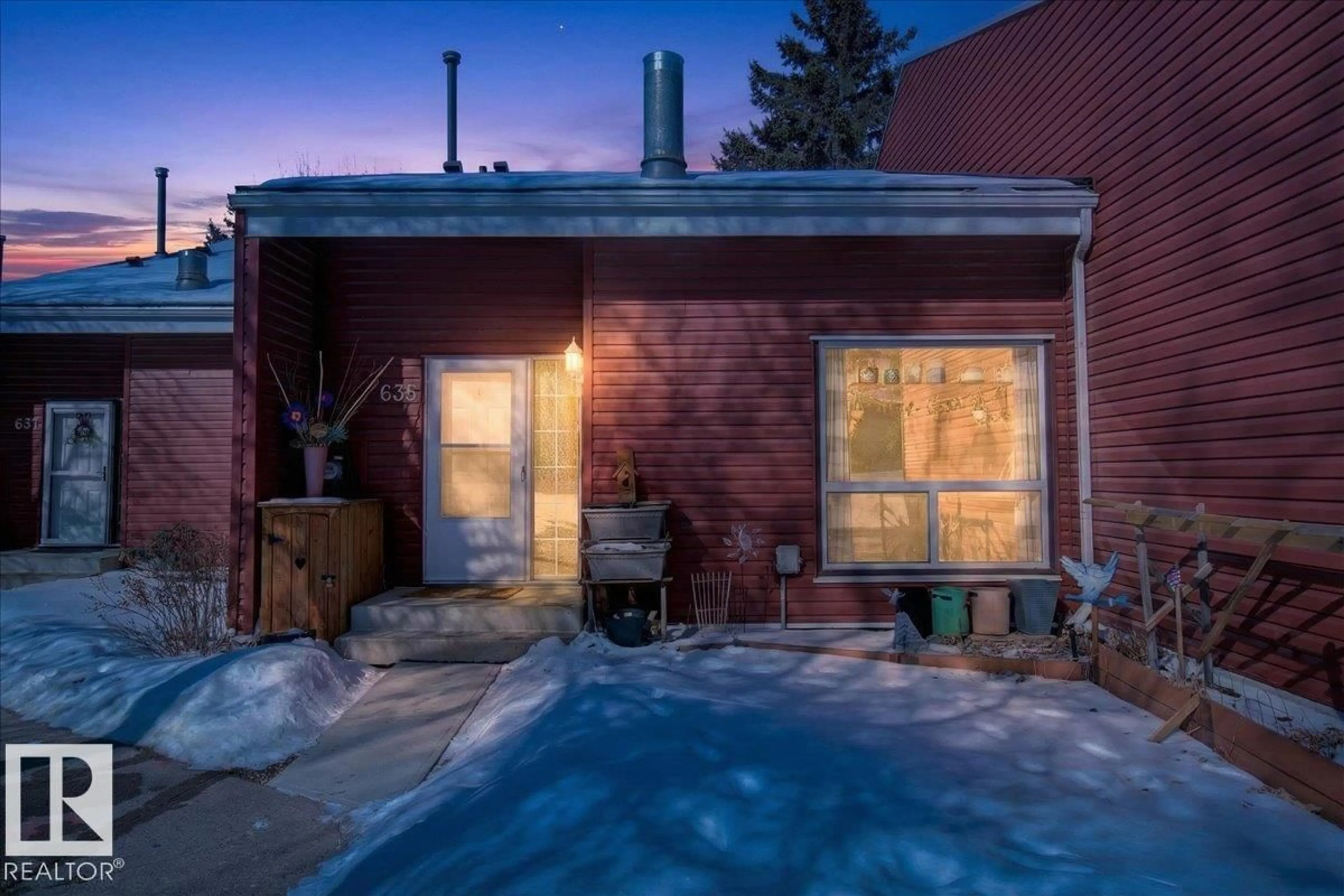 Patio, street for 635 MILLBOURNE RD, Edmonton Alberta T6K3N3