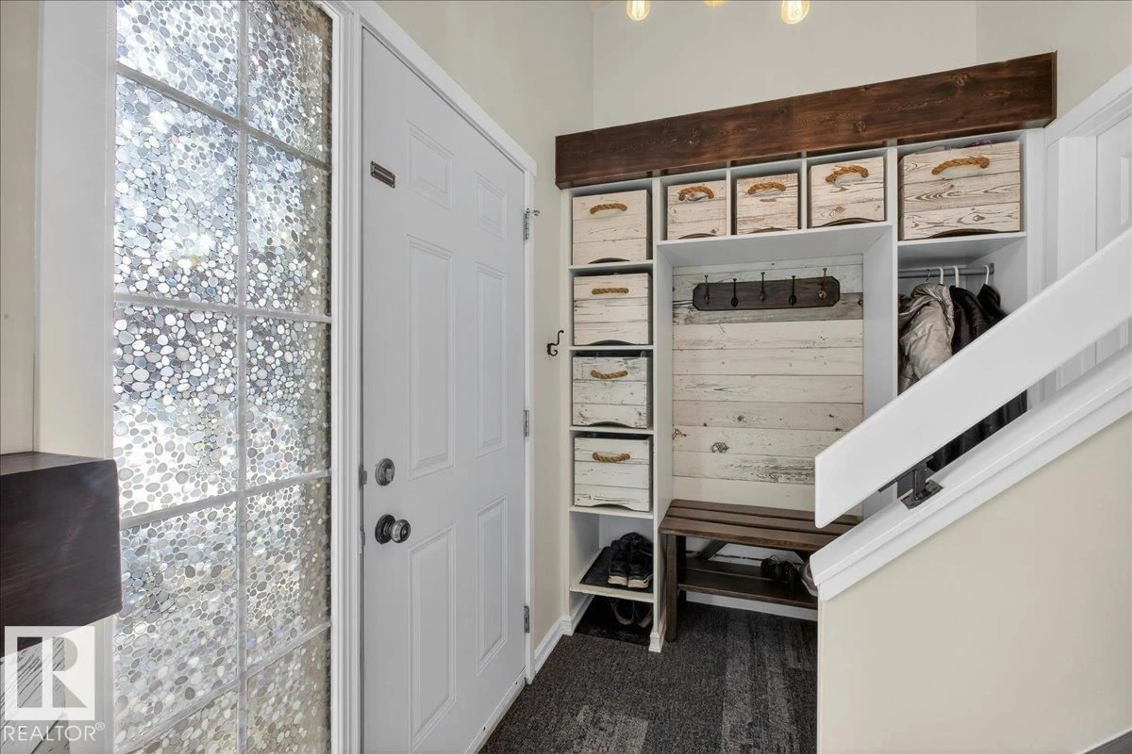 Indoor entryway for 635 MILLBOURNE RD, Edmonton Alberta T6K3N3