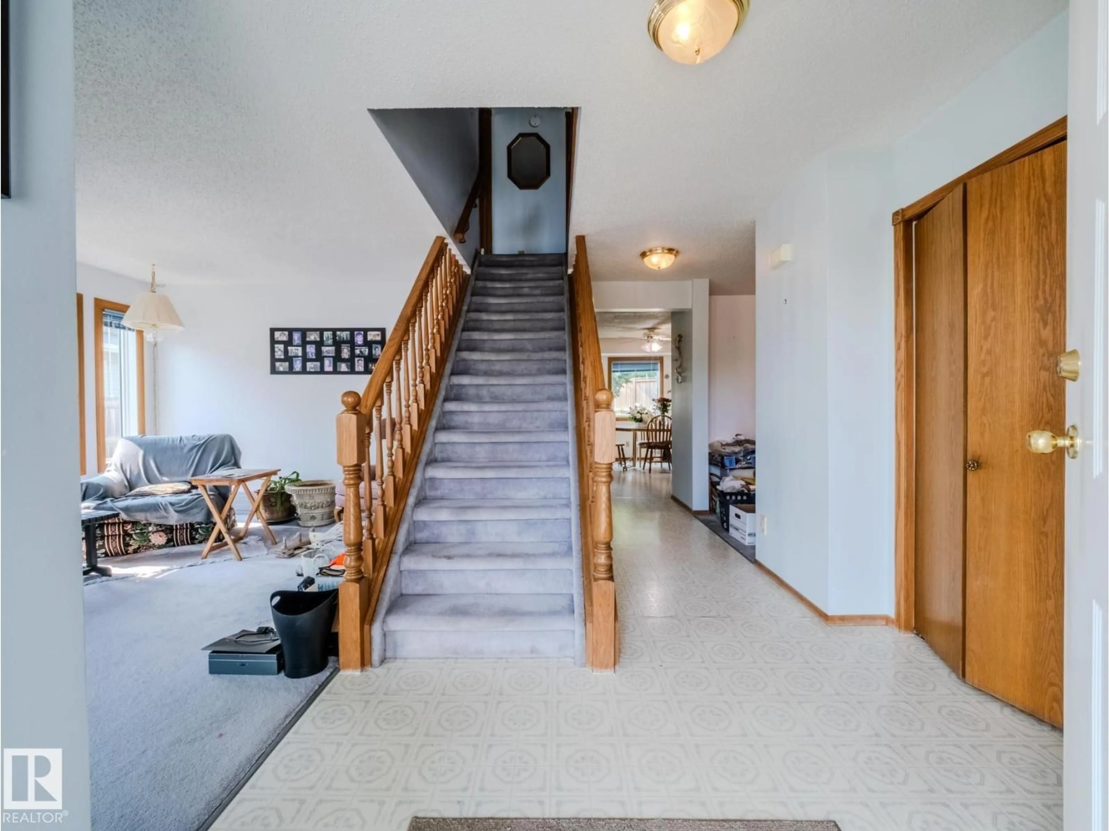 Indoor foyer for 7 COACHMAN PL, Sherwood Park Alberta T8H1C1