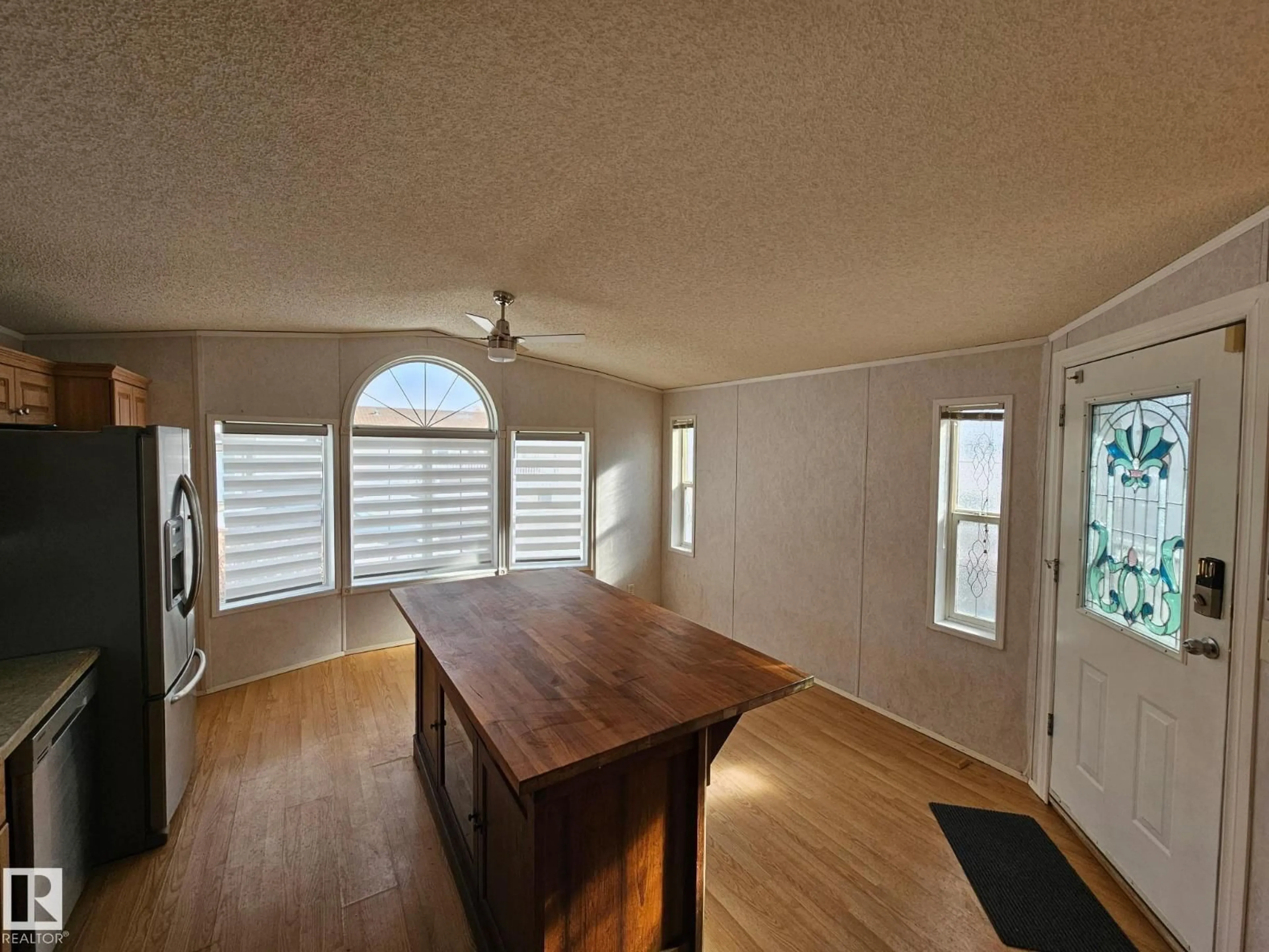 A pic of a room for 106 OAKWOOD RD, Edmonton Alberta T6P0A2