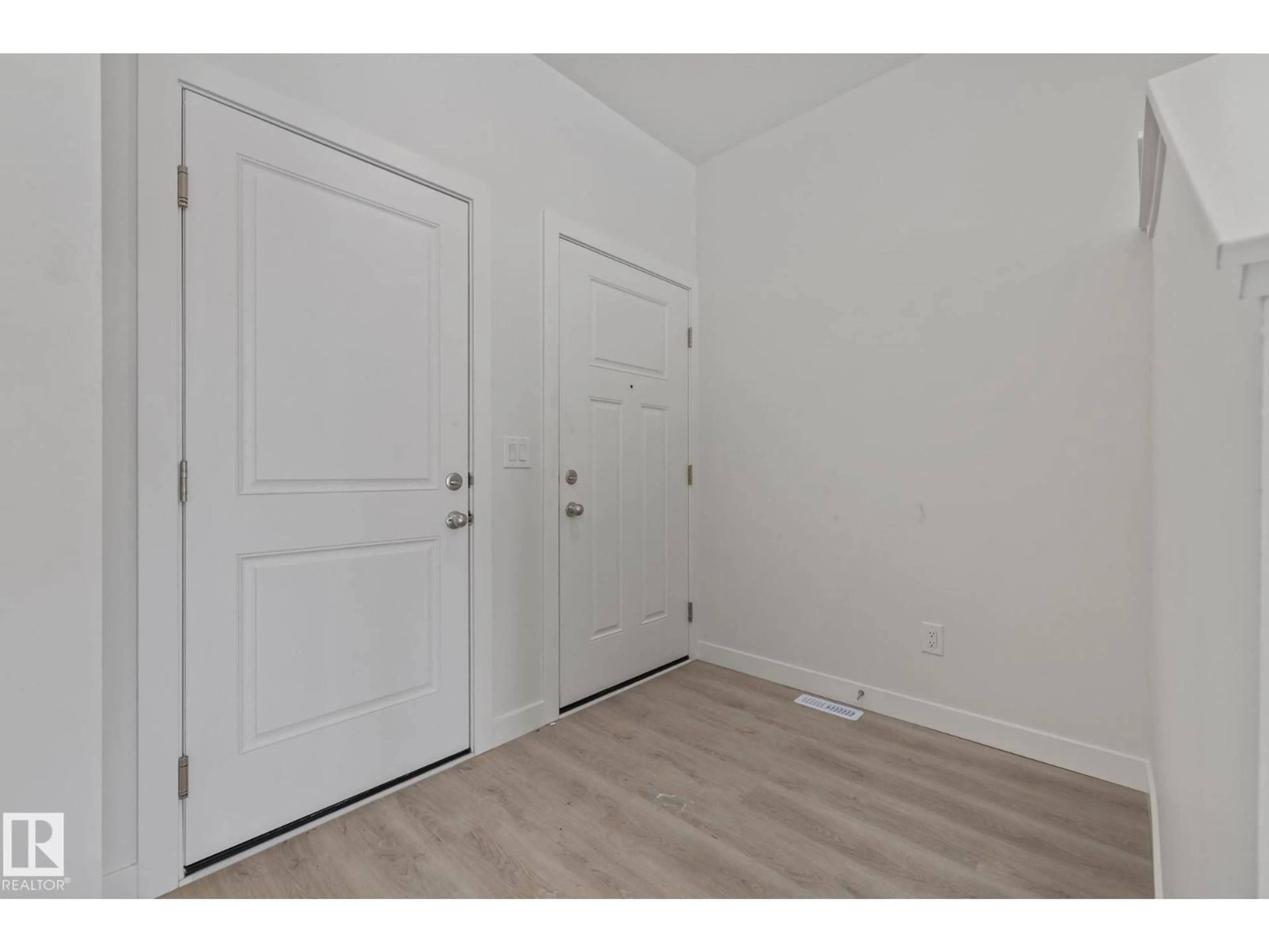 Indoor entryway for 112 HONEYSUCKLE GR, Leduc Alberta T9E0V1