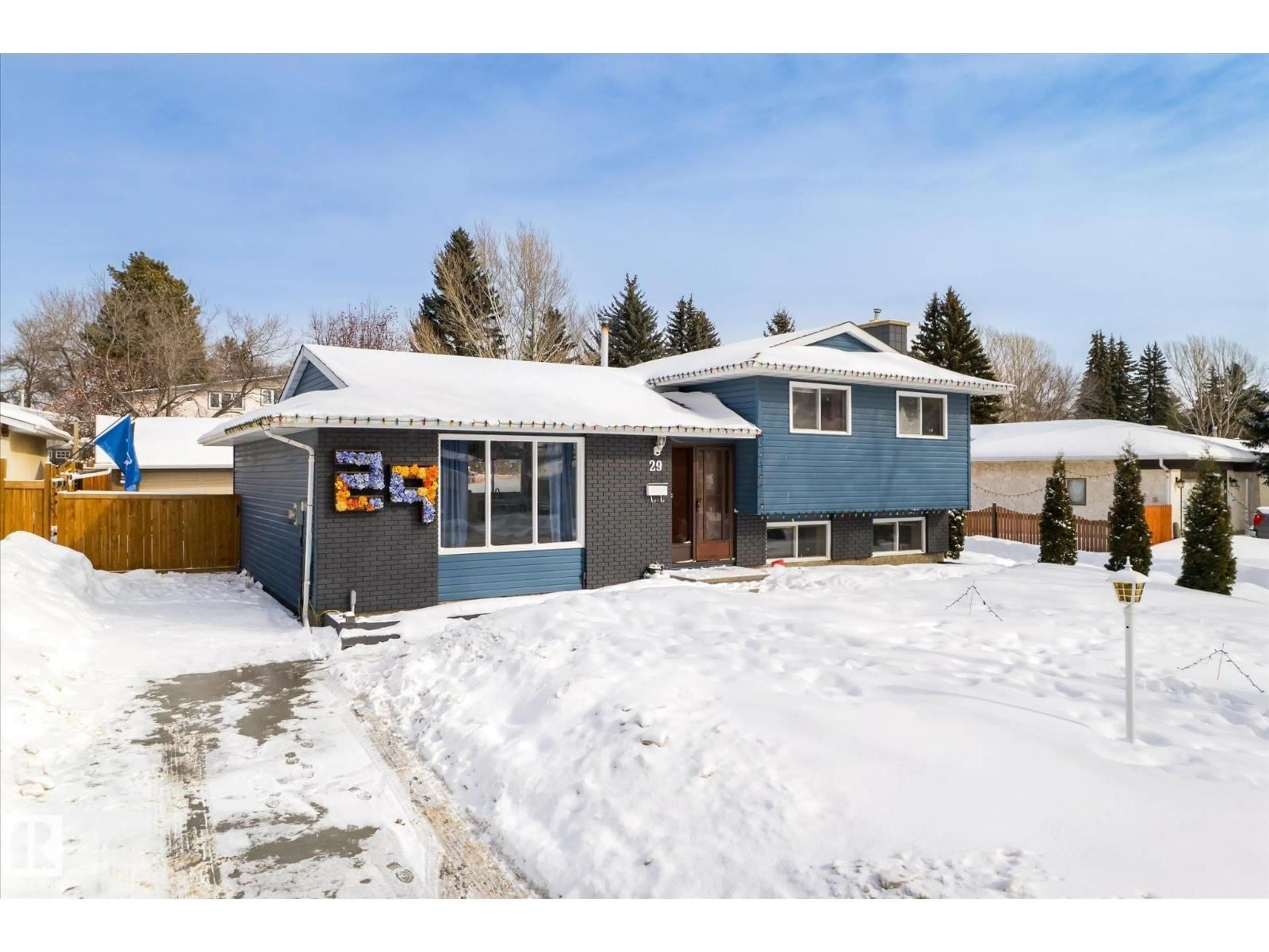 Home with vinyl exterior material, street for 29 LAYDON DR, St. Albert Alberta T8N2N5