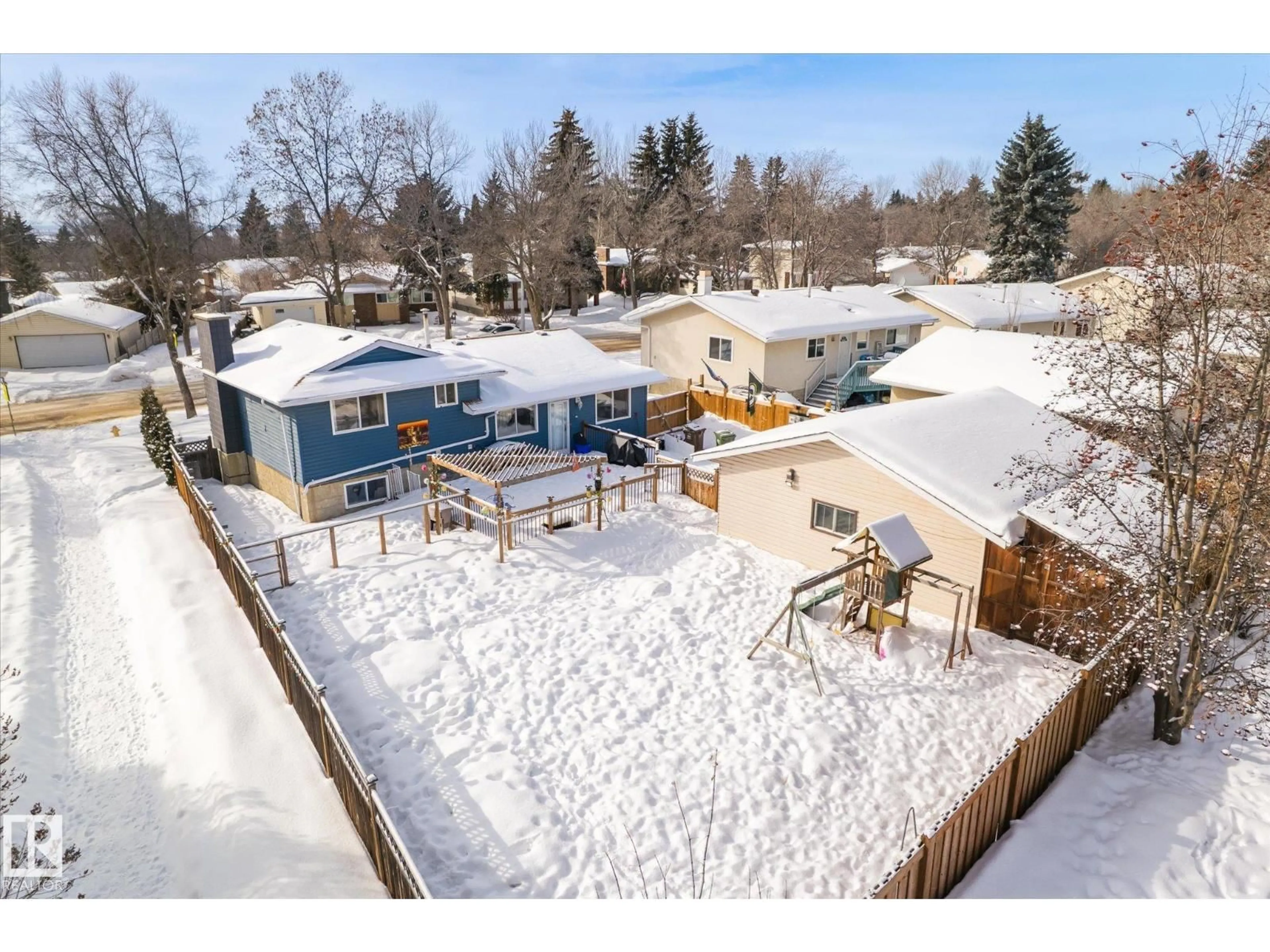 A pic from outside/outdoor area/front of a property/back of a property/a pic from drone, street for 29 LAYDON DR, St. Albert Alberta T8N2N5
