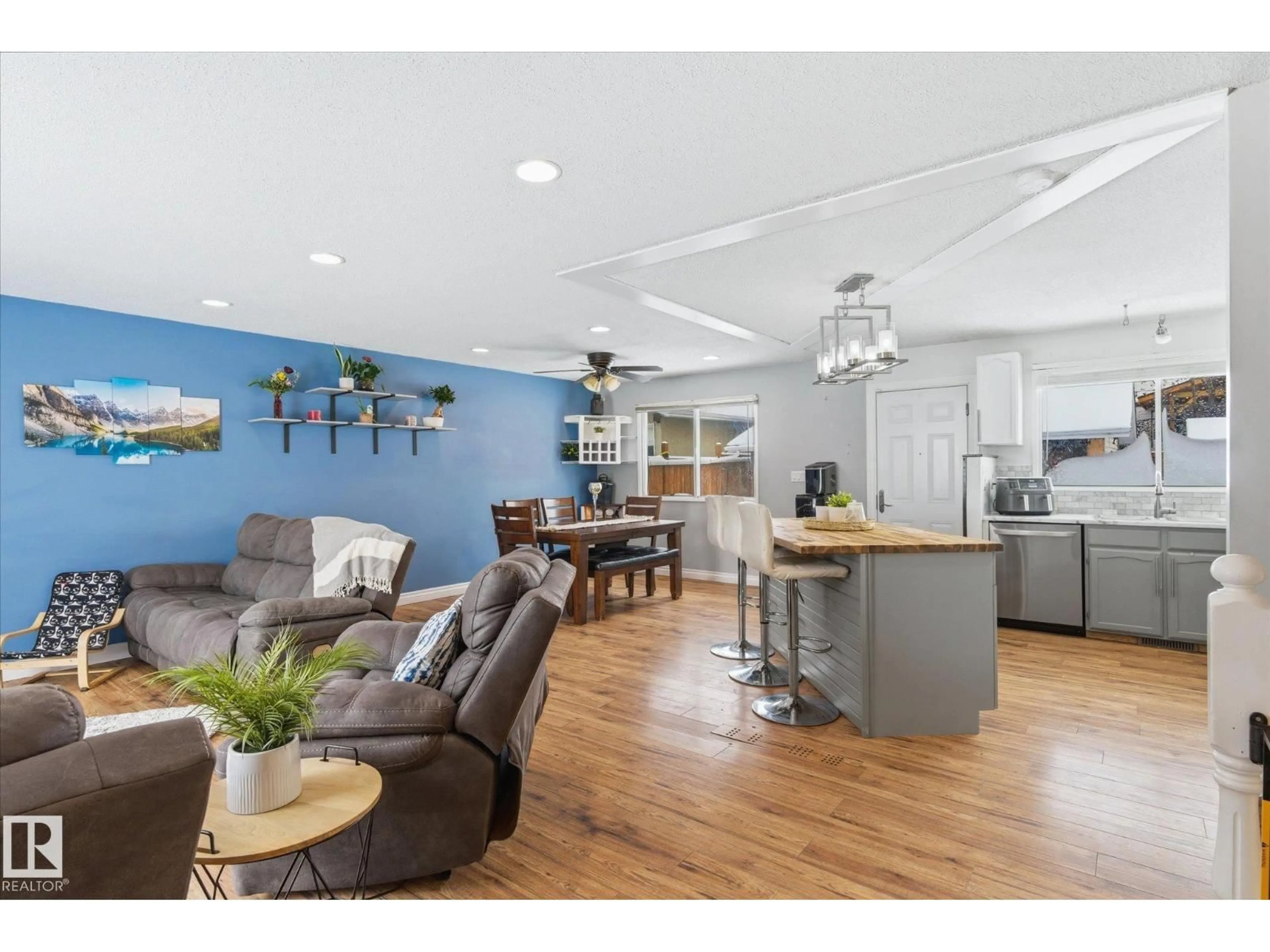 Open concept kitchen, wood/laminate floor for 29 LAYDON DR, St. Albert Alberta T8N2N5