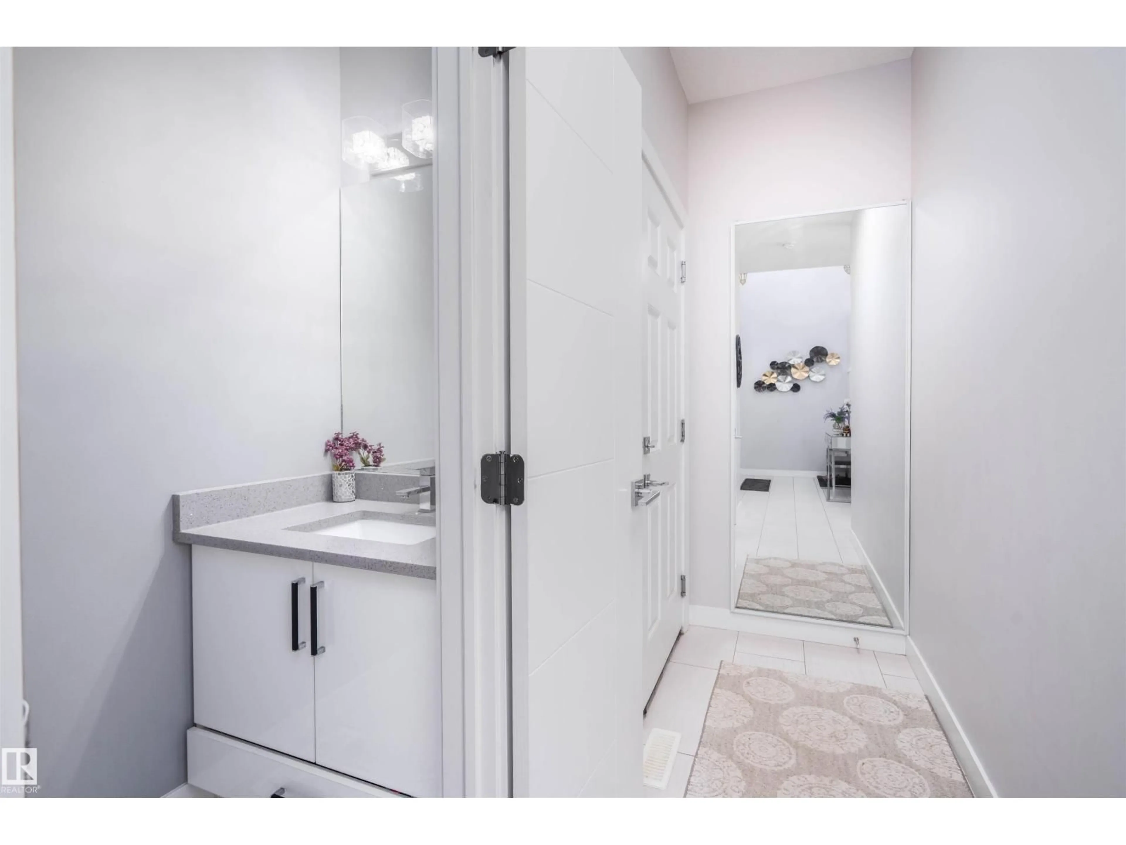 Standard bathroom, ceramic/tile floor for #43 - 1703 16 AV, Edmonton Alberta T6T2C3