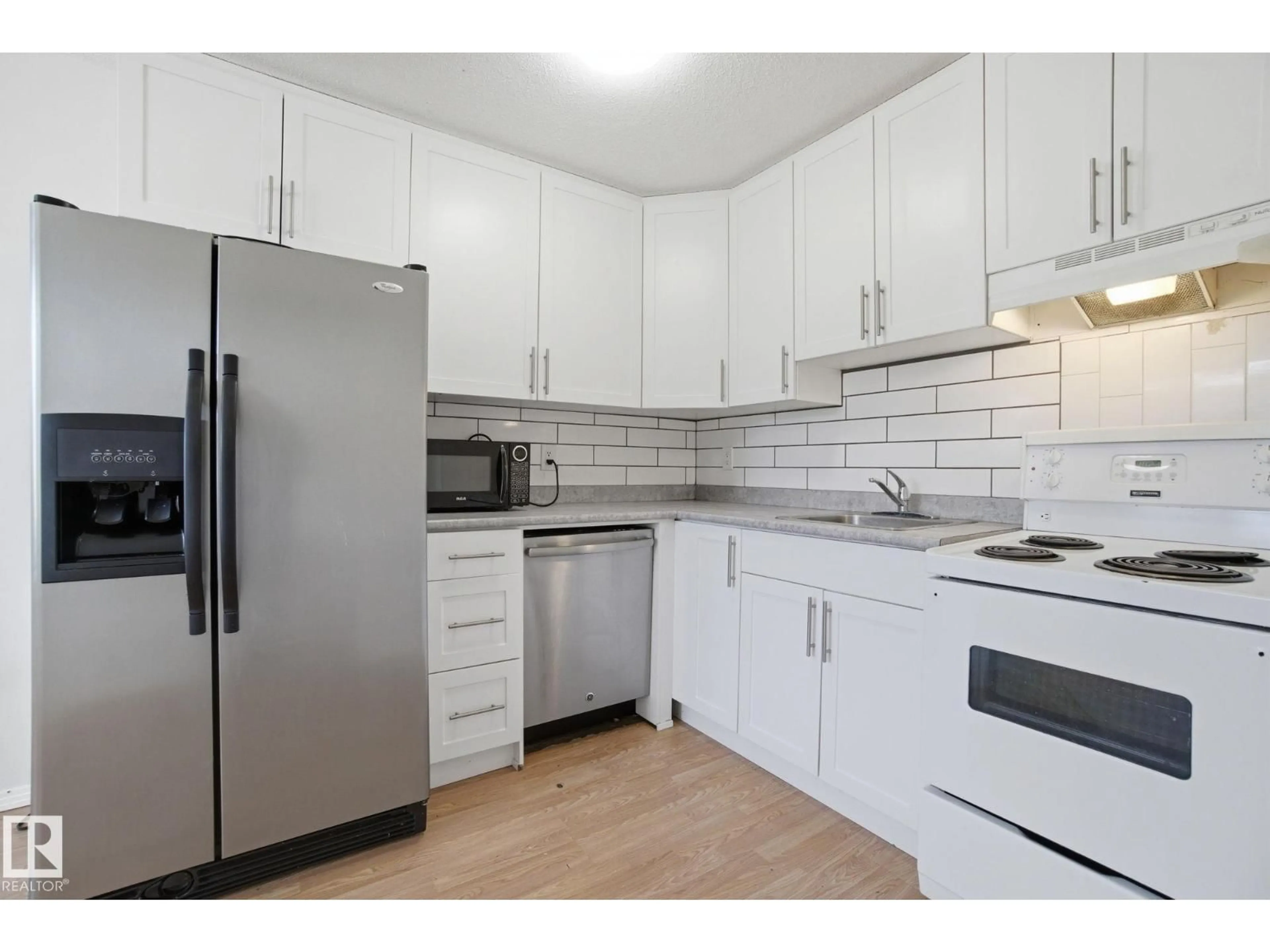 Standard kitchen, unknown for 3321 107 AV, Edmonton Alberta T5W0C6