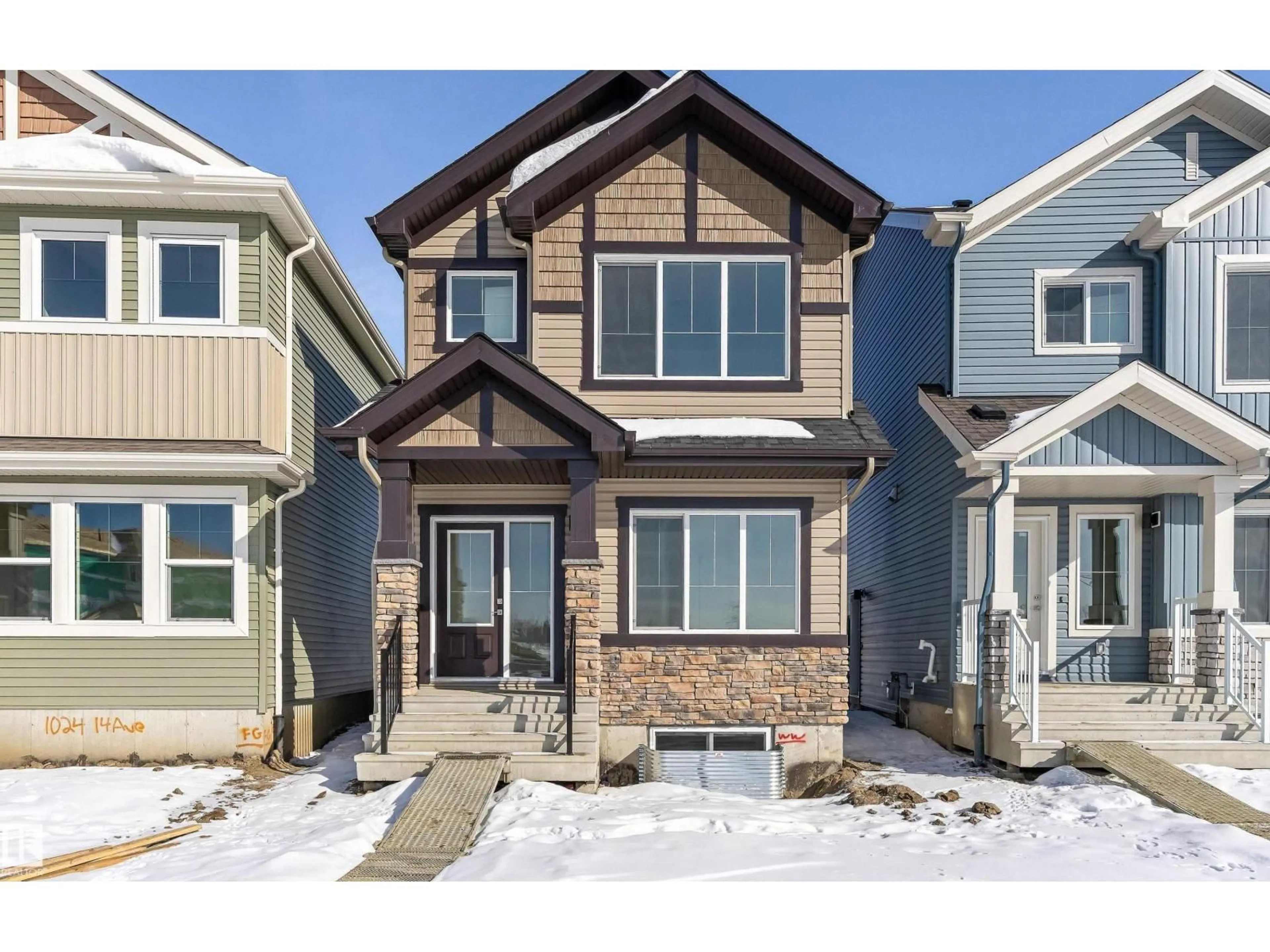 Home with vinyl exterior material, street for 1020 14 AV, Edmonton Alberta T6T2W8