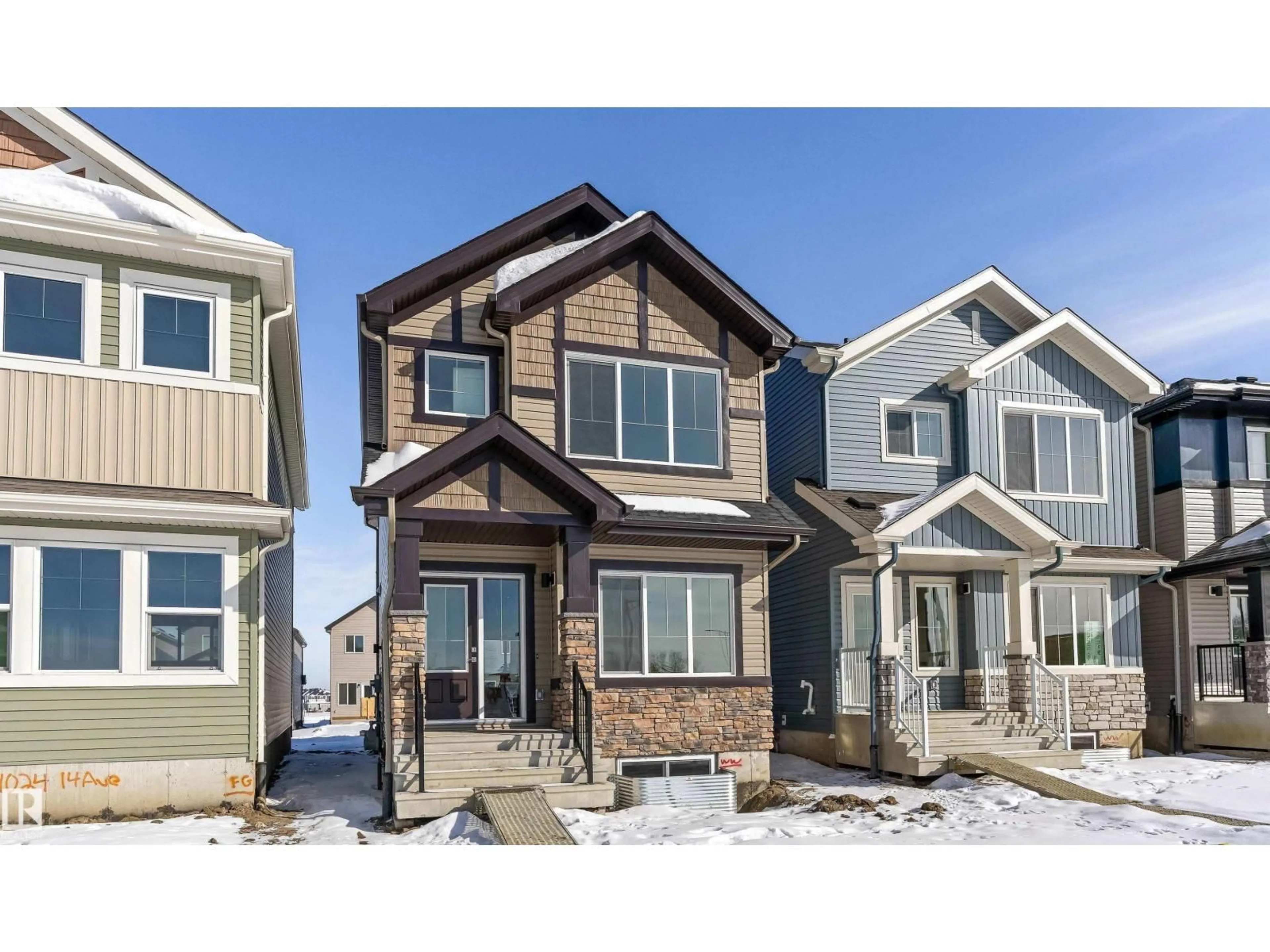 Home with vinyl exterior material, street for 1020 14 AV, Edmonton Alberta T6T2W8