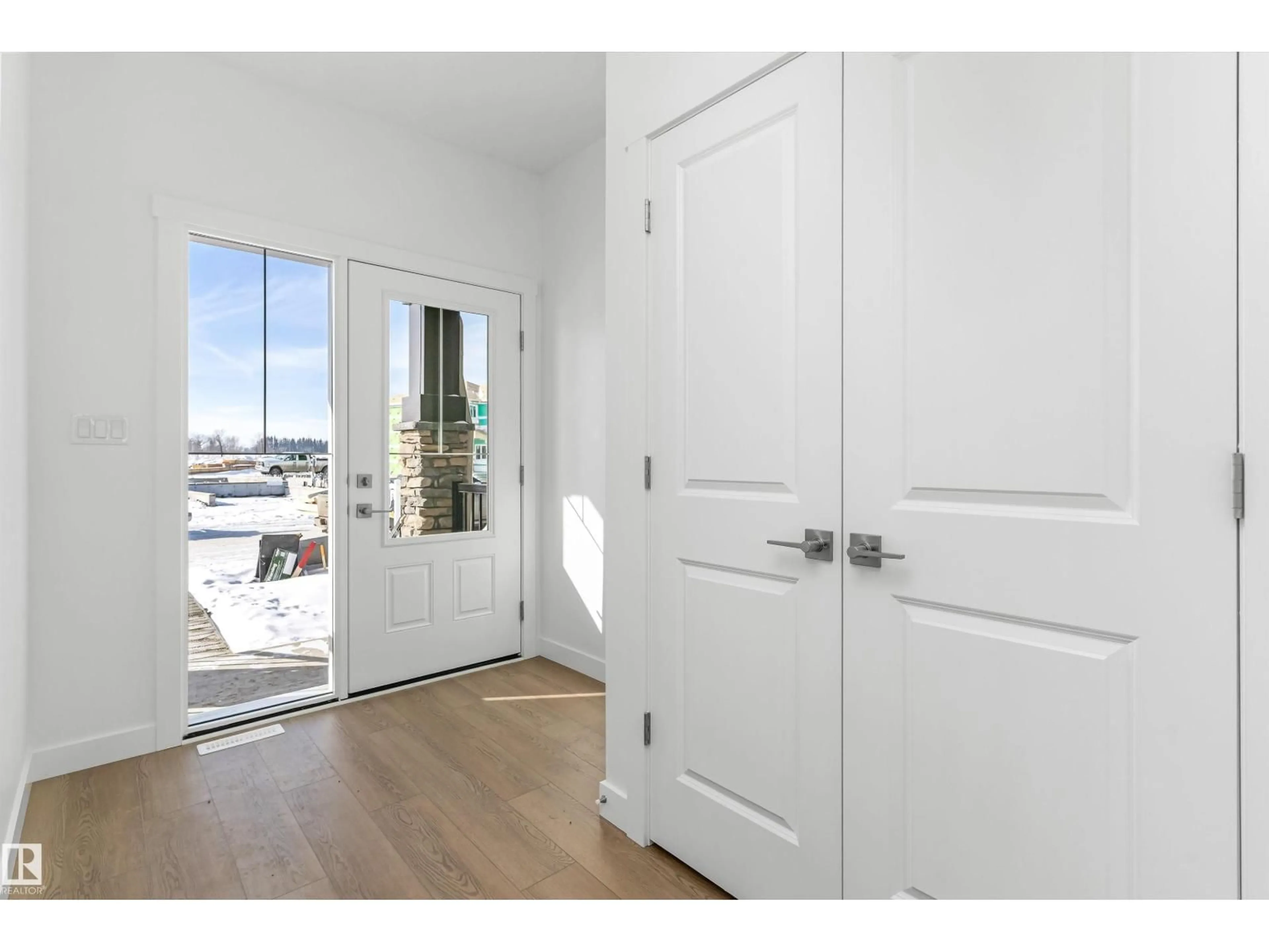 Indoor entryway for 1020 14 AV, Edmonton Alberta T6T2W8