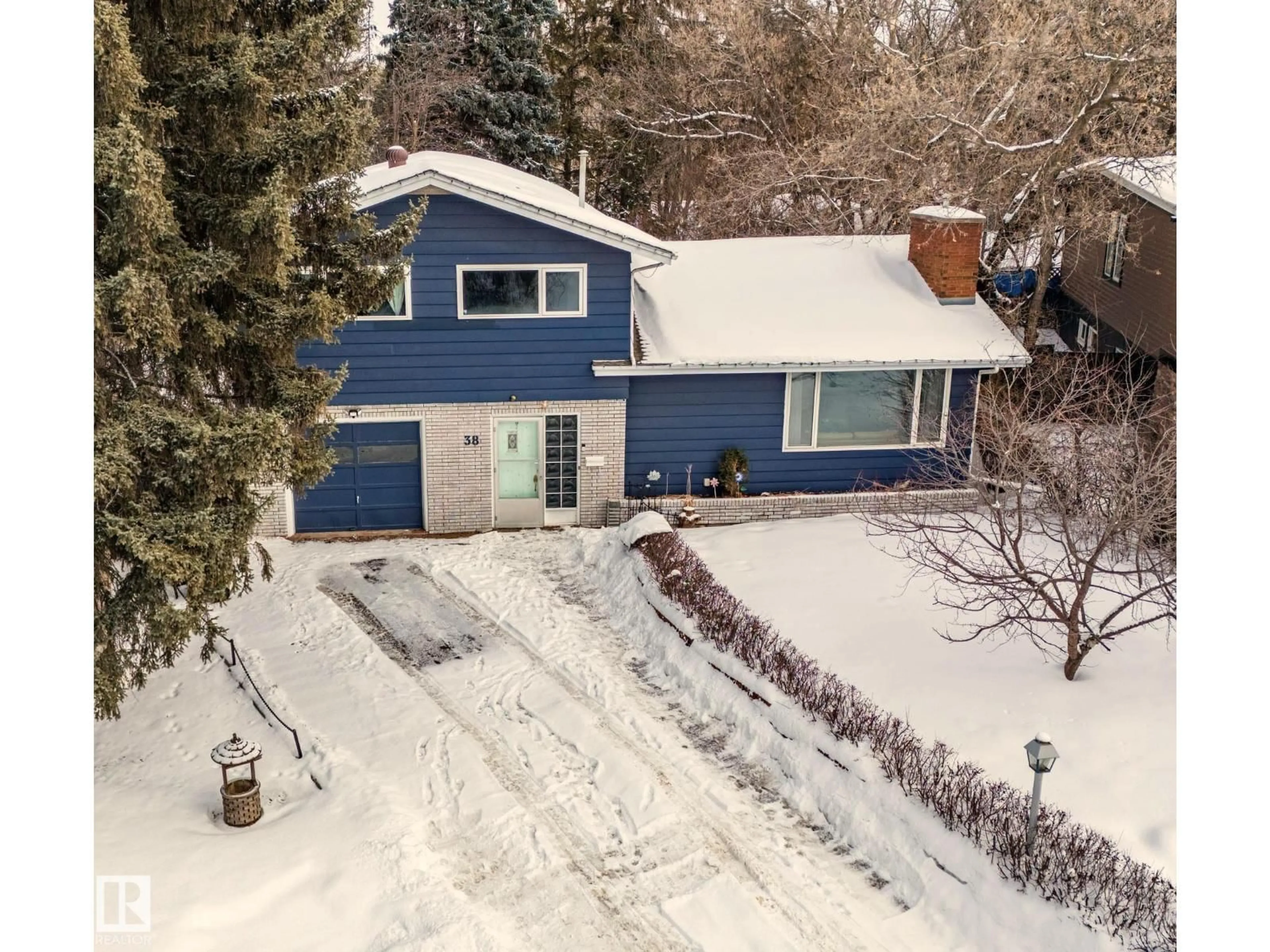 A pic from outside/outdoor area/front of a property/back of a property/a pic from drone, street for 38 GRESHAM BV, St. Albert Alberta T8N1A9