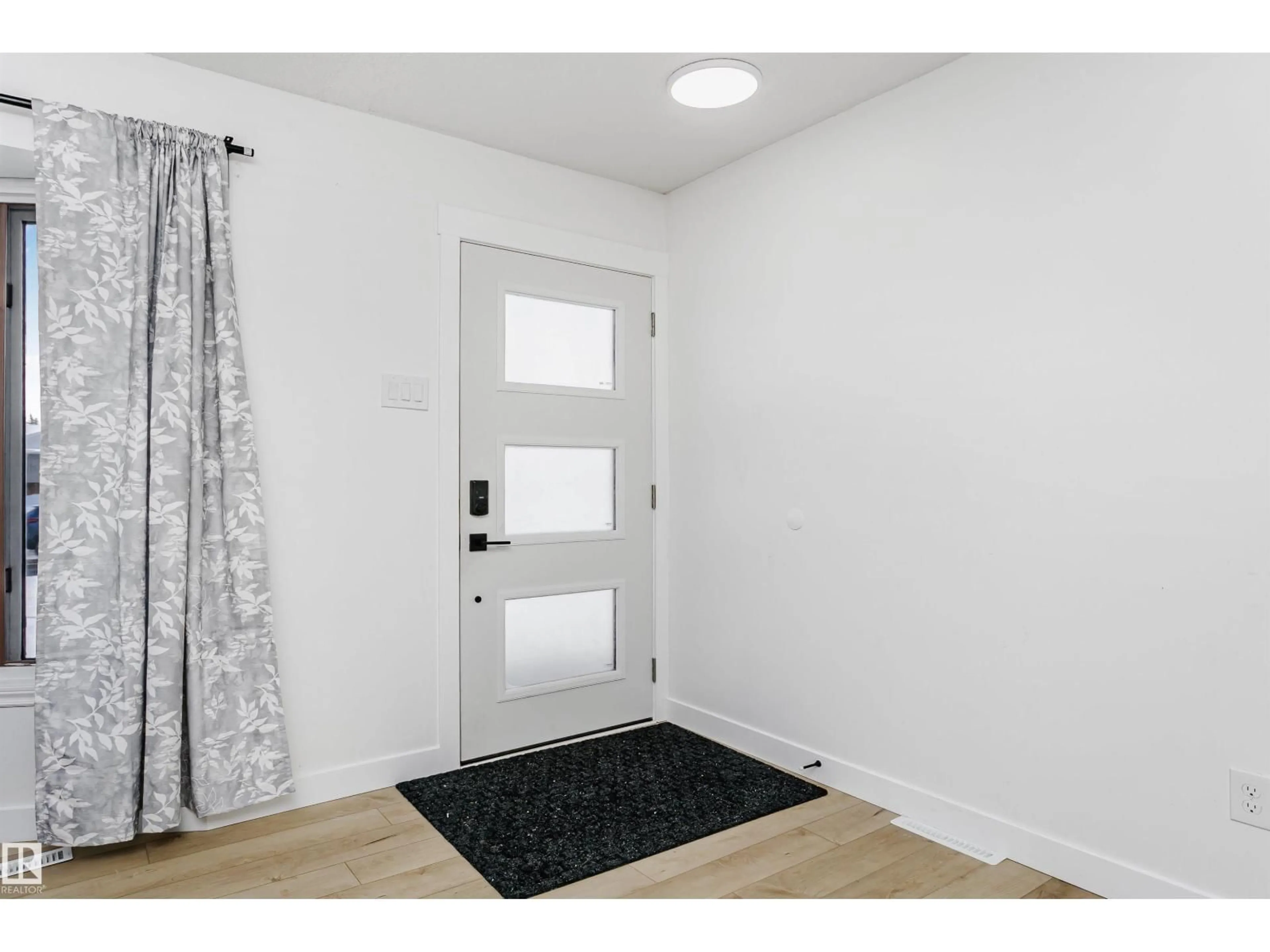 Indoor entryway for NW - 13520 113A ST, Edmonton Alberta T5E5C4