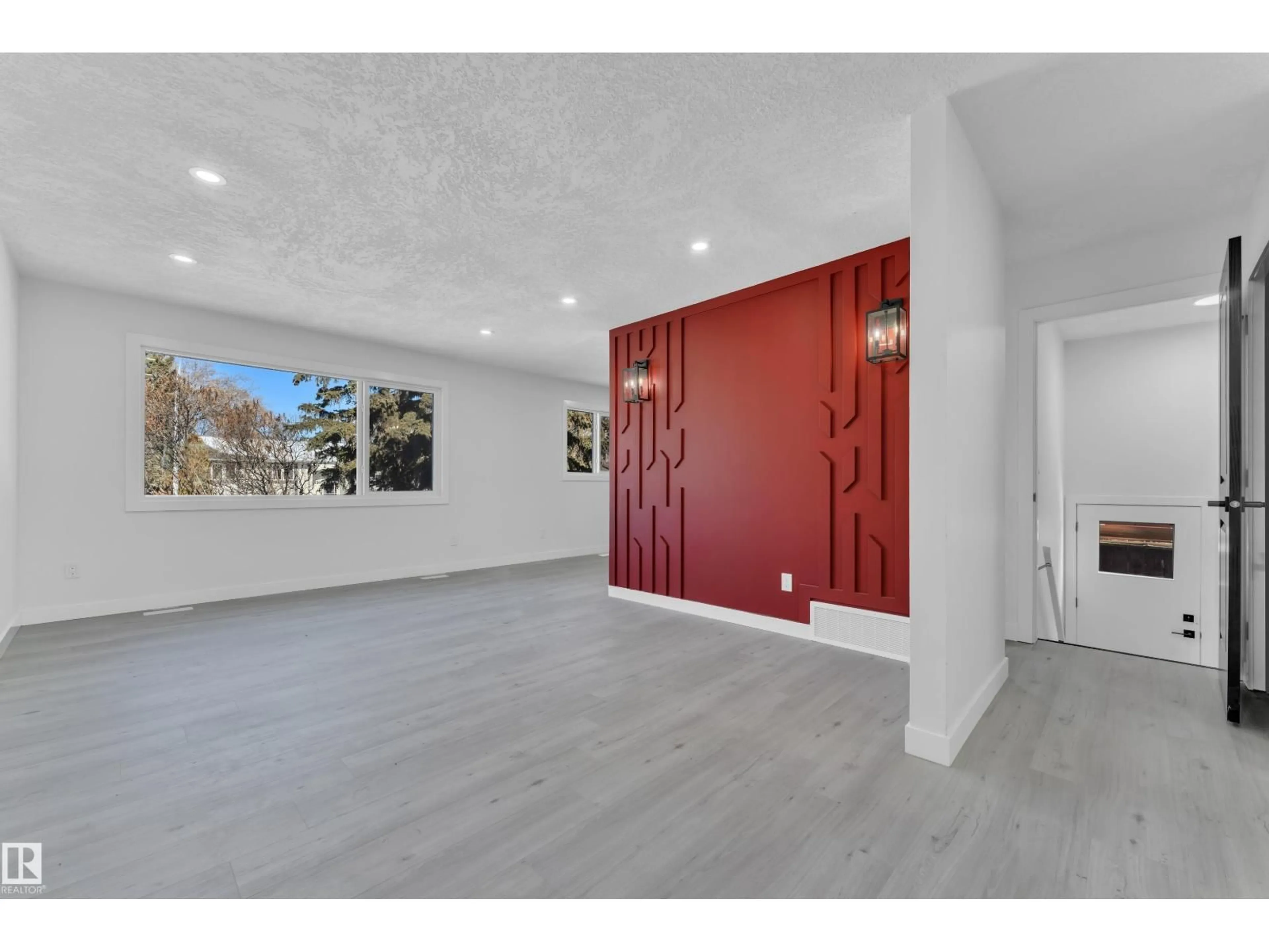 Indoor entryway for 8635 33 AV, Edmonton Alberta T6K2X9