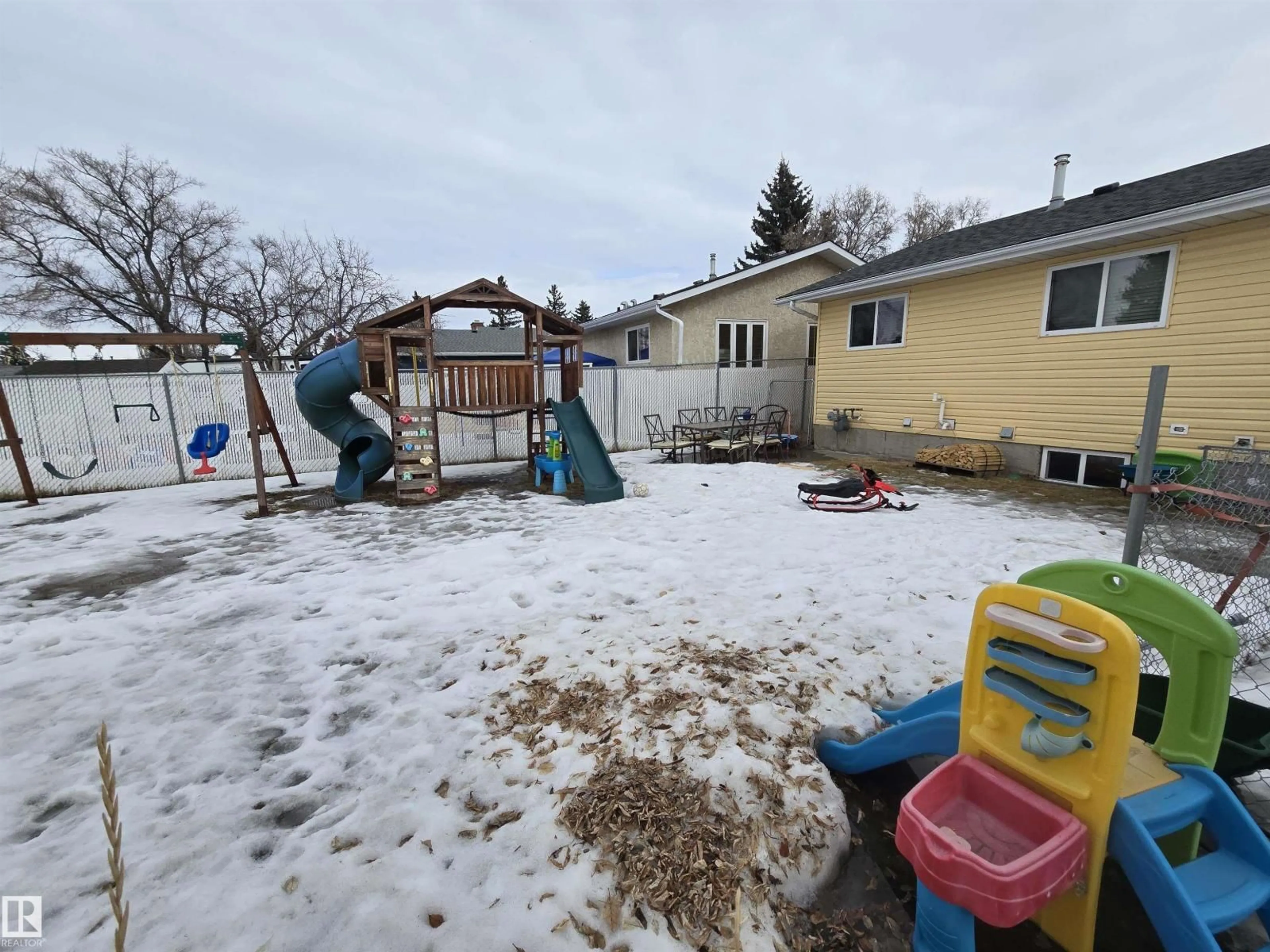 A pic from outside/outdoor area/front of a property/back of a property/a pic from drone, unknown for 22 SOUTH PARK DR, Leduc Alberta T9E4W9