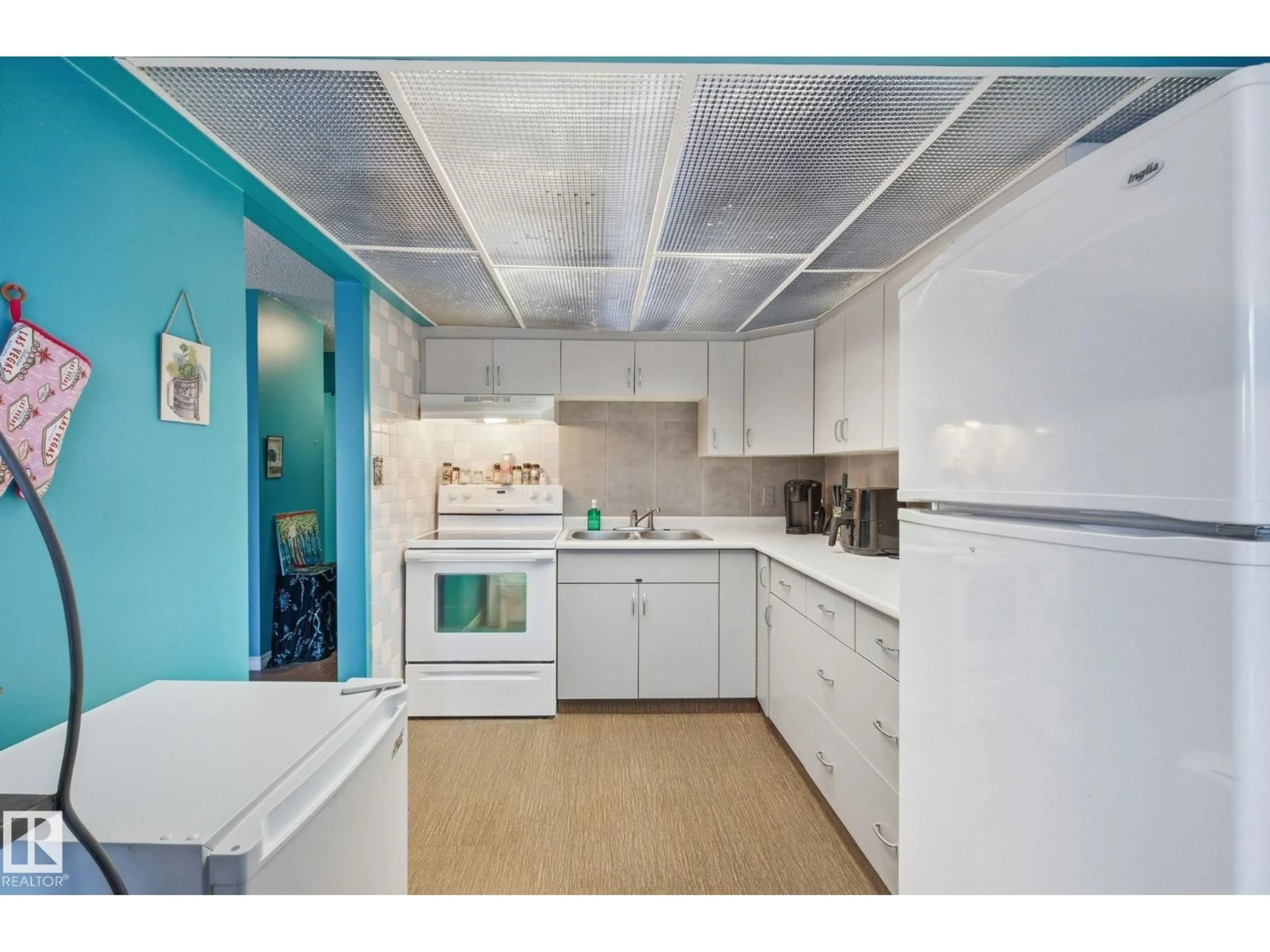 Standard kitchen, unknown for D6 - 8717 184 ST NW, Edmonton Alberta T5T1P8