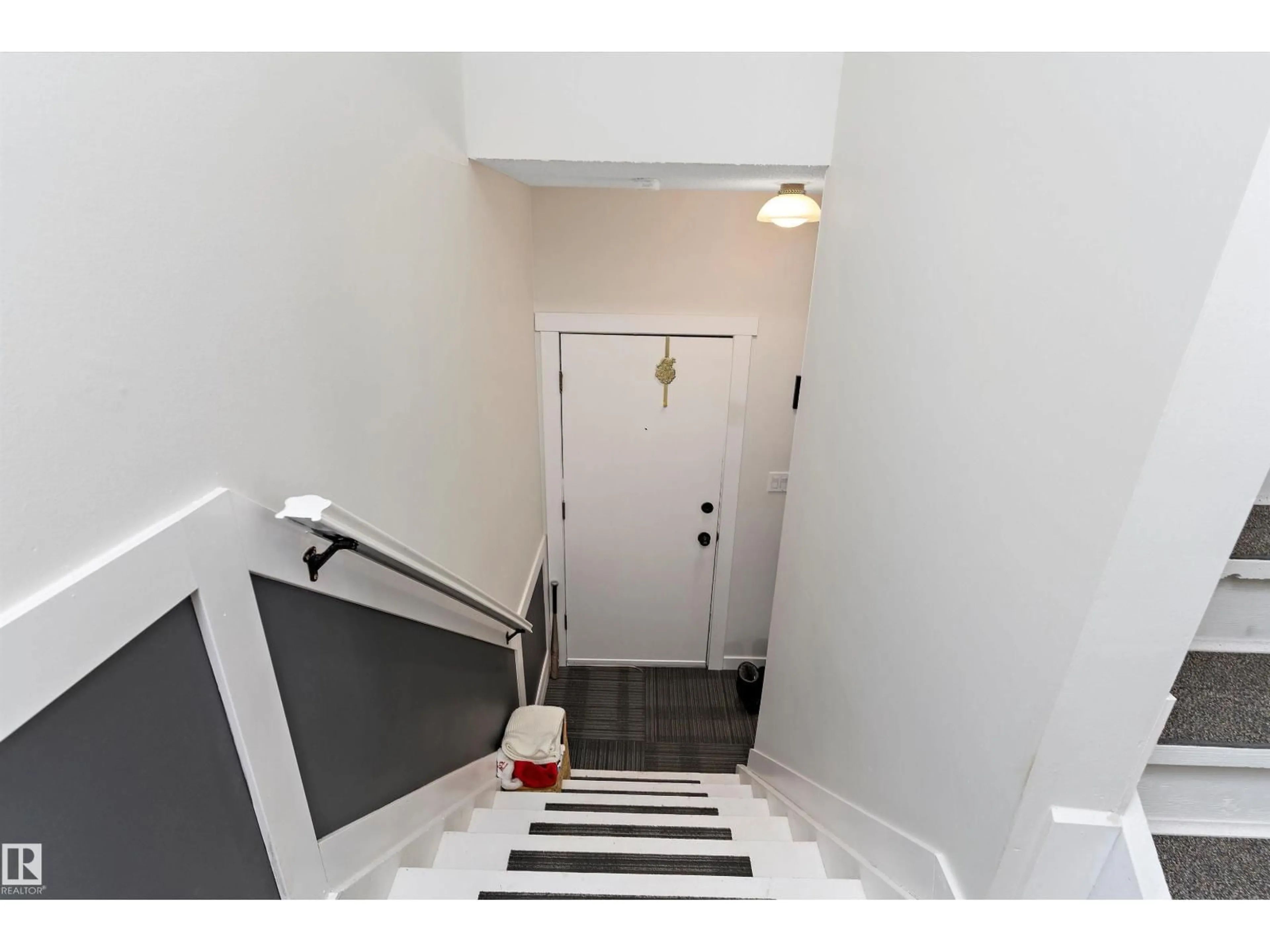 Indoor entryway for 3 - 13450 FORT RD, Edmonton Alberta T5A1C5