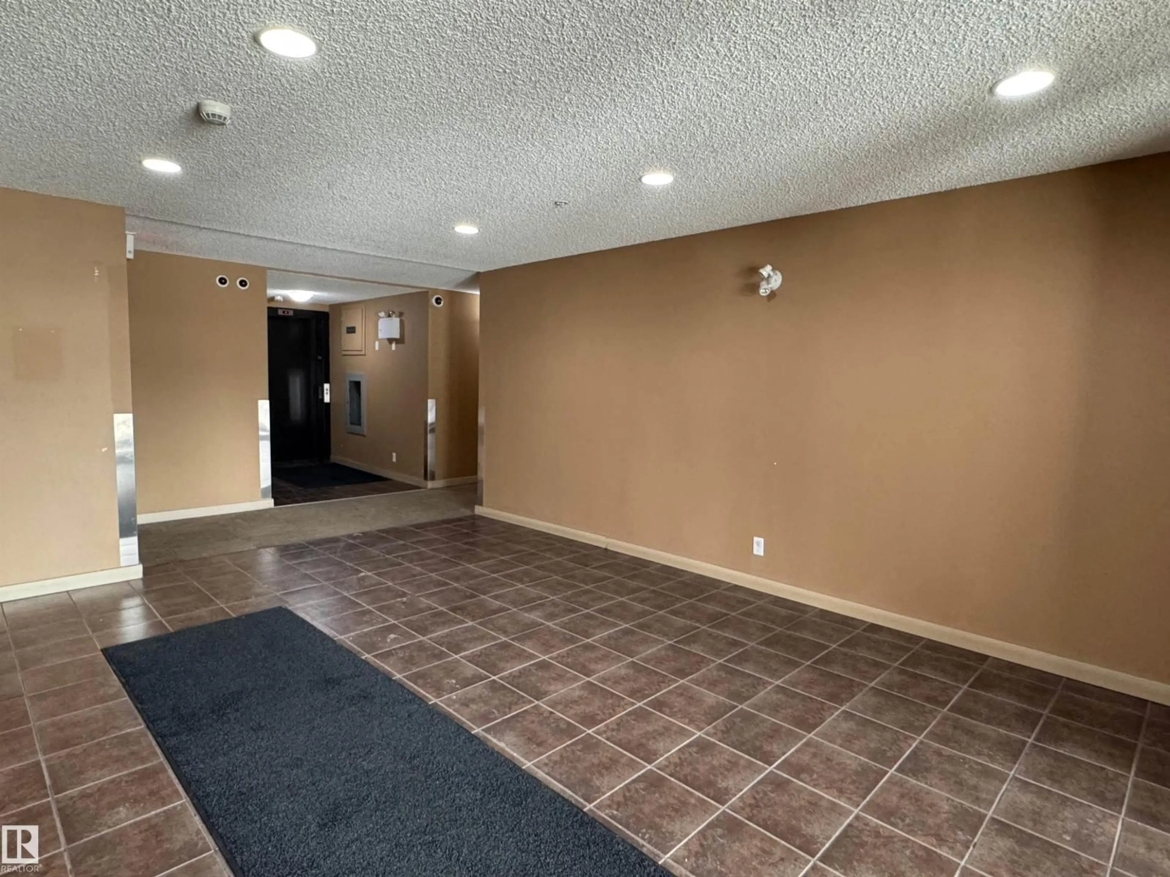 Indoor foyer for 315 12045 22 AV SW, Edmonton Alberta T6W2Y2