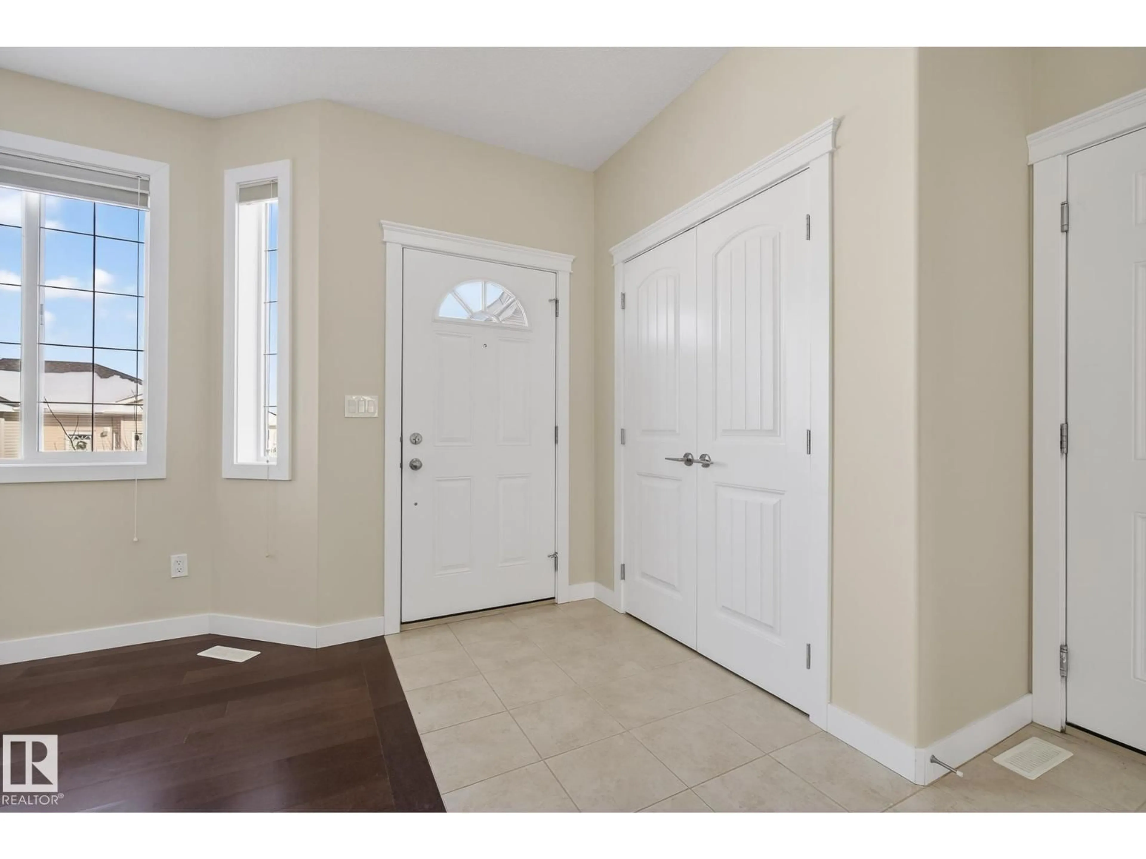 Indoor entryway for 41 - 401 BOTHWELL DR, Sherwood Park Alberta T8H2C9