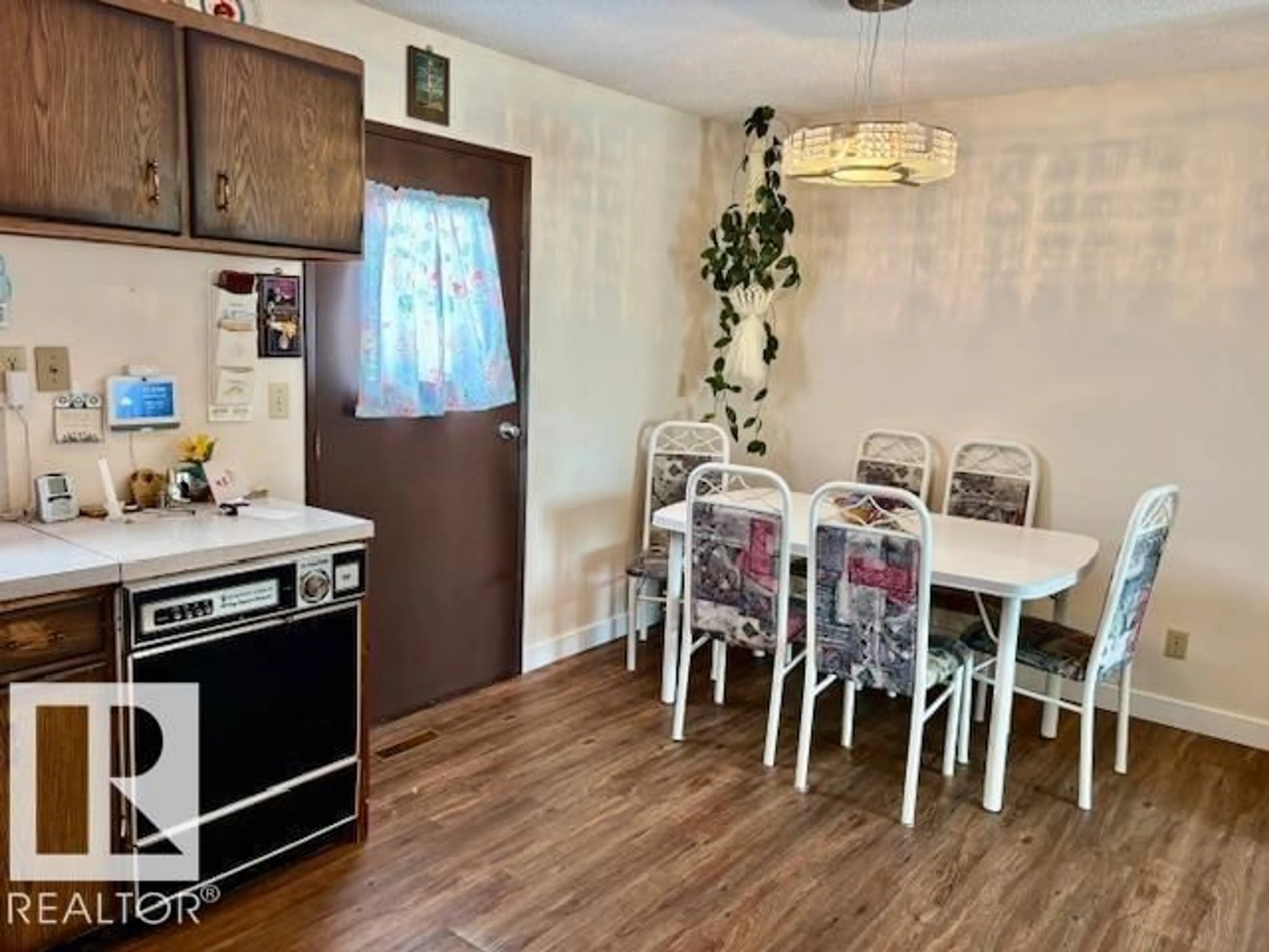 Dining room, wood/laminate floor for 5622 49 ST, Vegreville Alberta T9C1G6