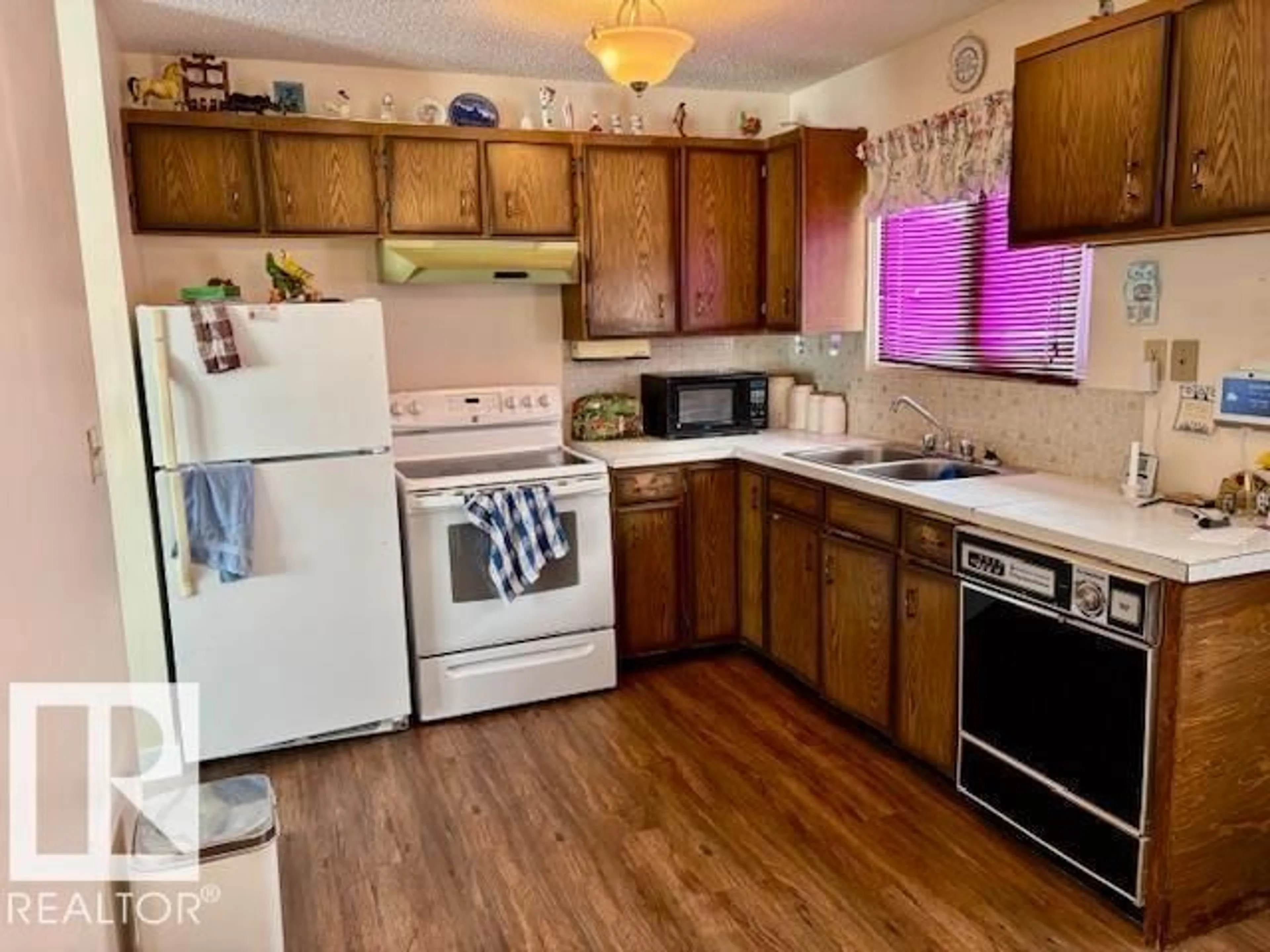 Standard kitchen, unknown for 5622 49 ST, Vegreville Alberta T9C1G6