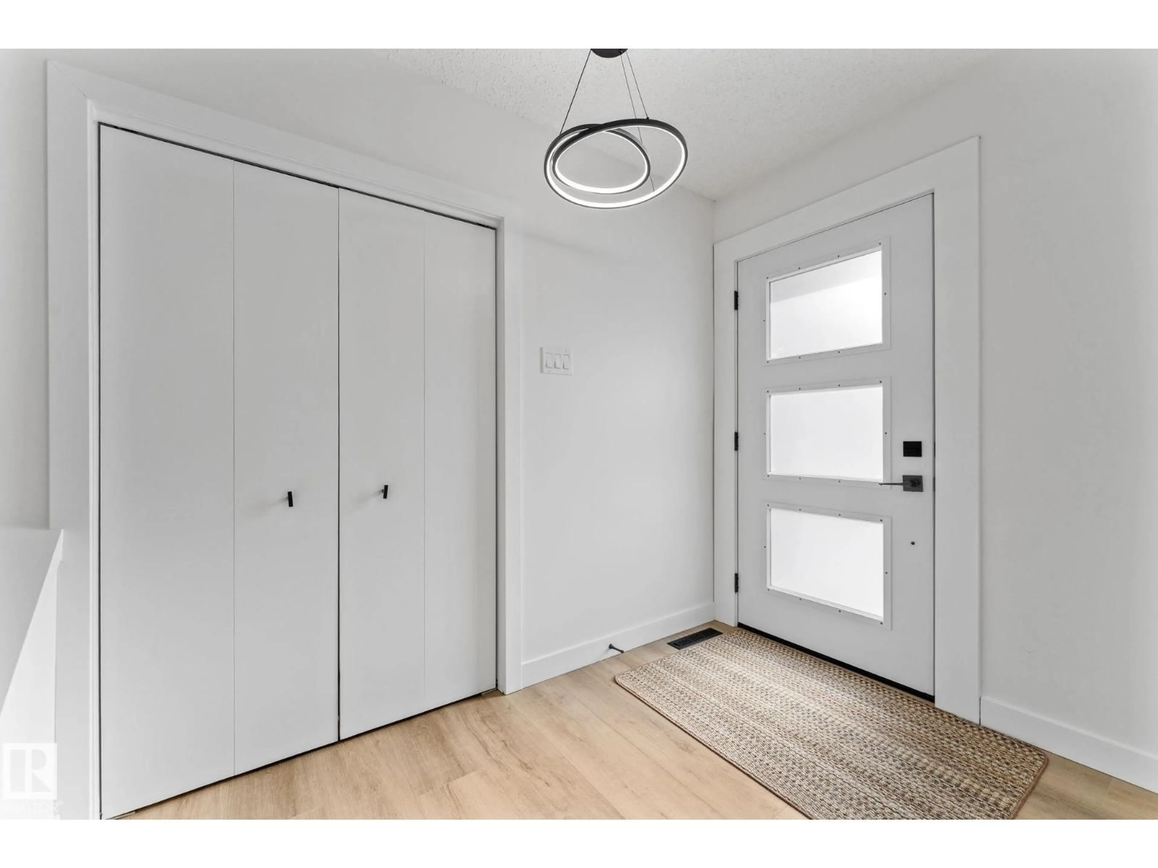 Indoor entryway for 11744 37 AV, Edmonton Alberta T6J0J2