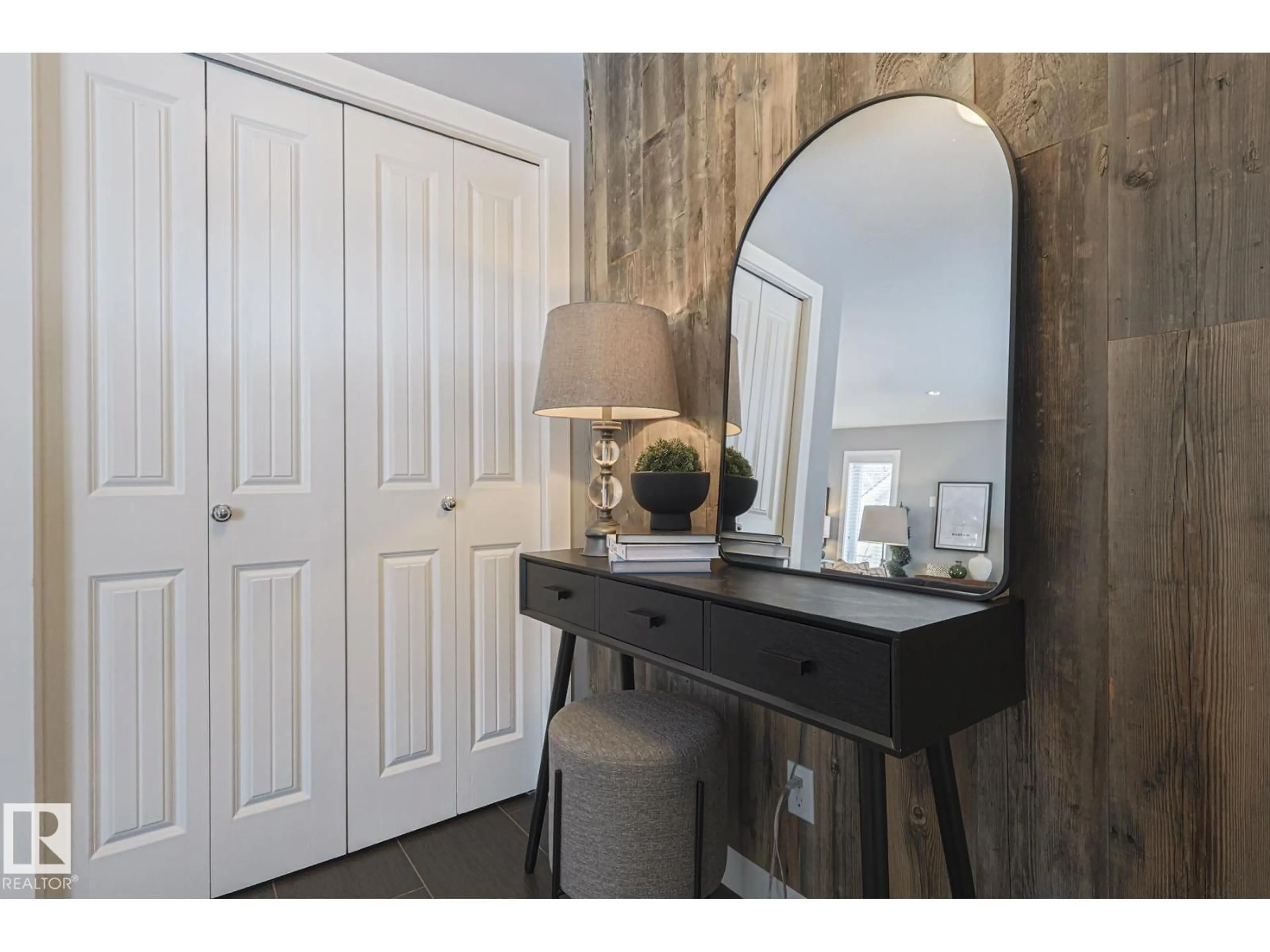 Indoor entryway for 12209 103 ST NW, Edmonton Alberta T5G2K2