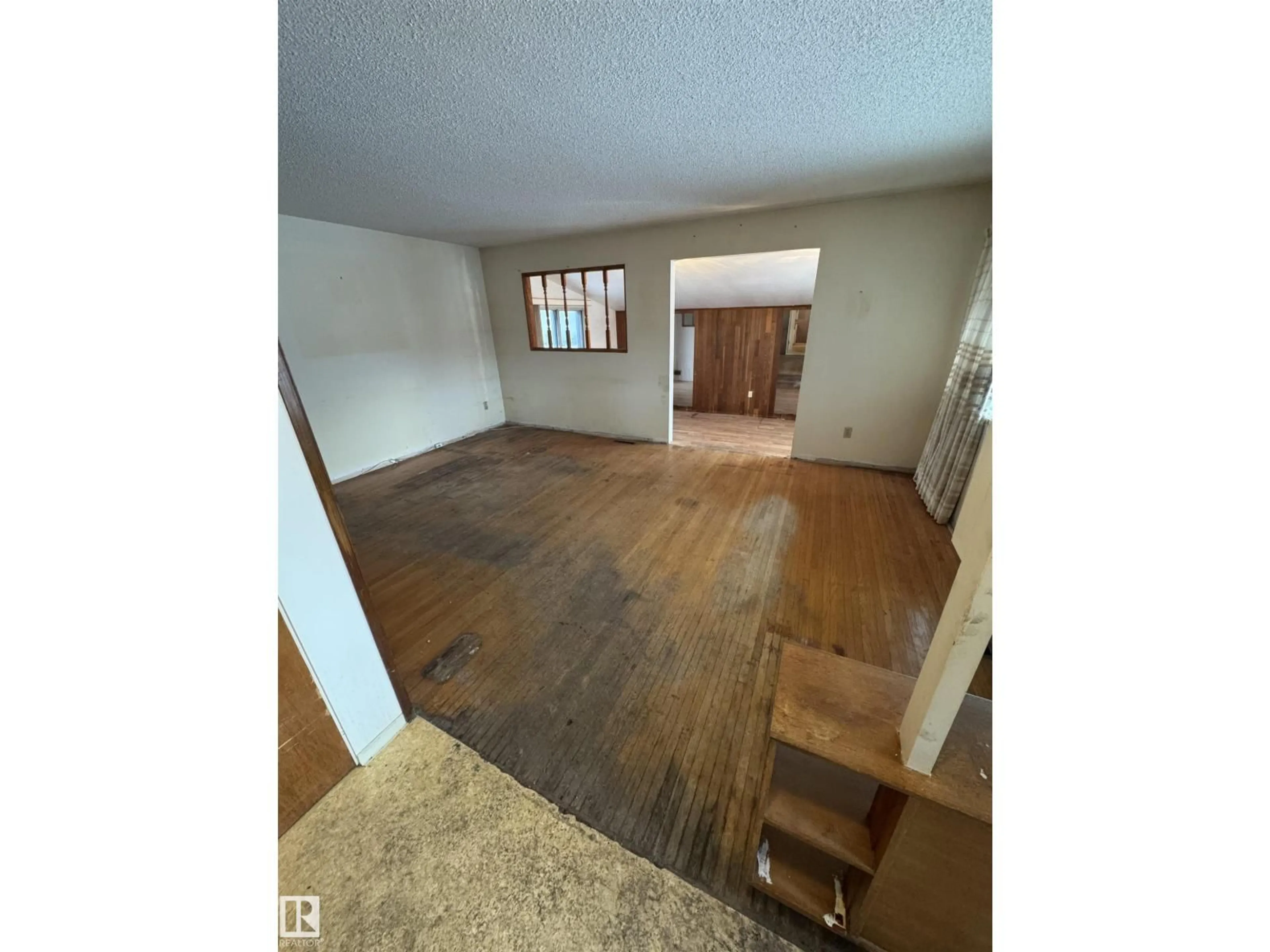 A pic of a room for 12811 135 ST NW, Edmonton Alberta T5I1Y3