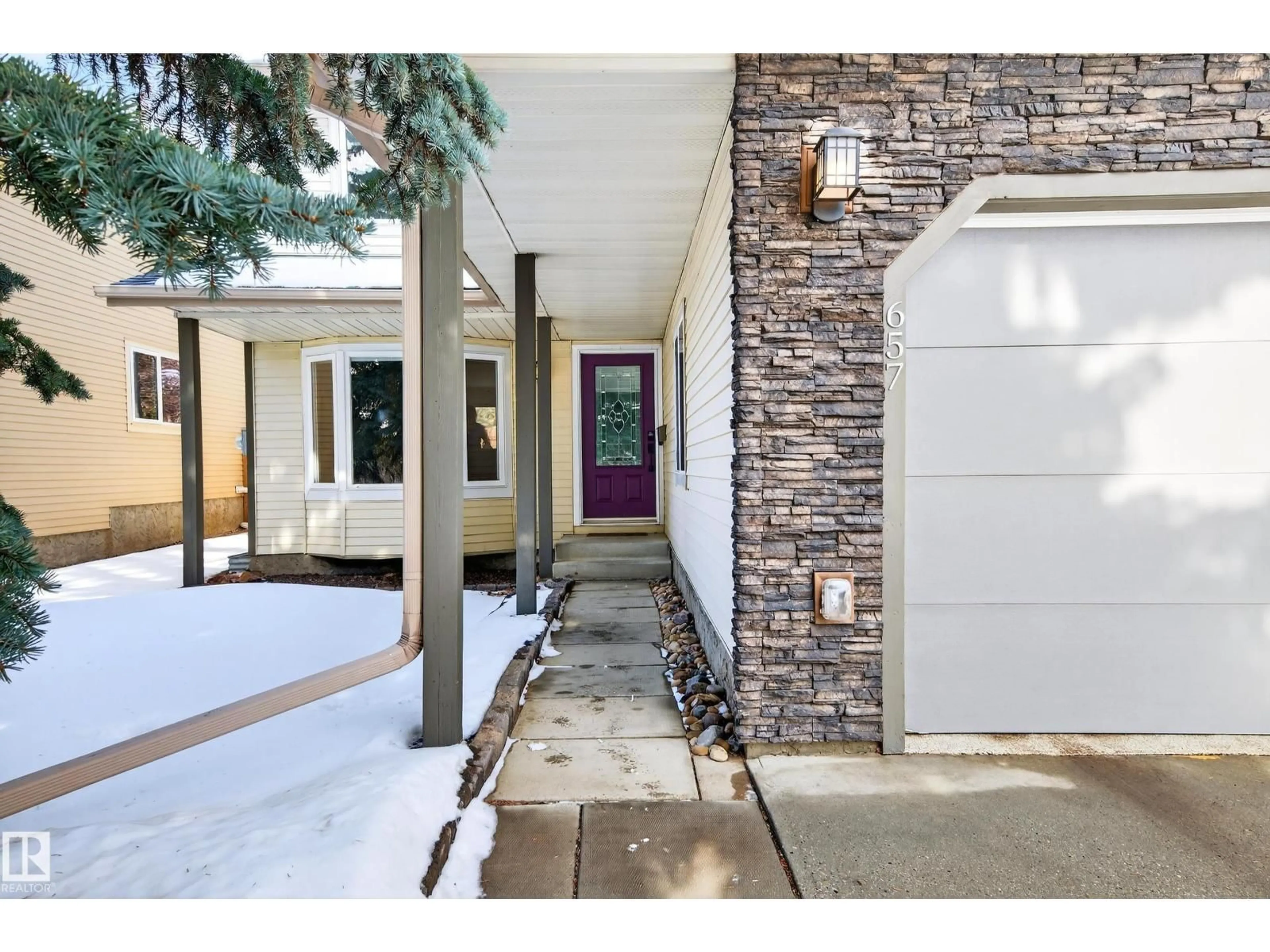 Indoor entryway for 657 VILLAGE DR, Sherwood Park Alberta T8A4K7