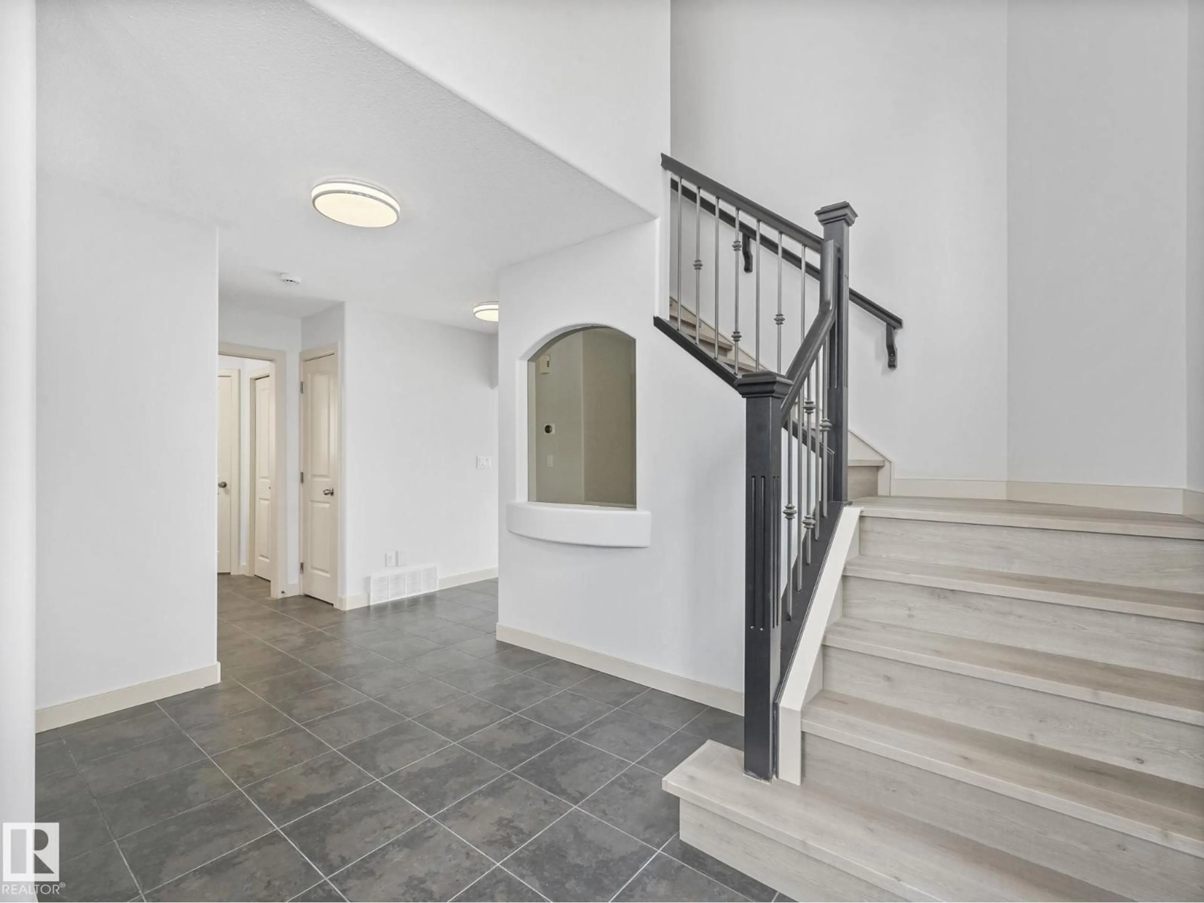 Indoor foyer for 18108 105A ST NW, Edmonton Alberta T5X6J2