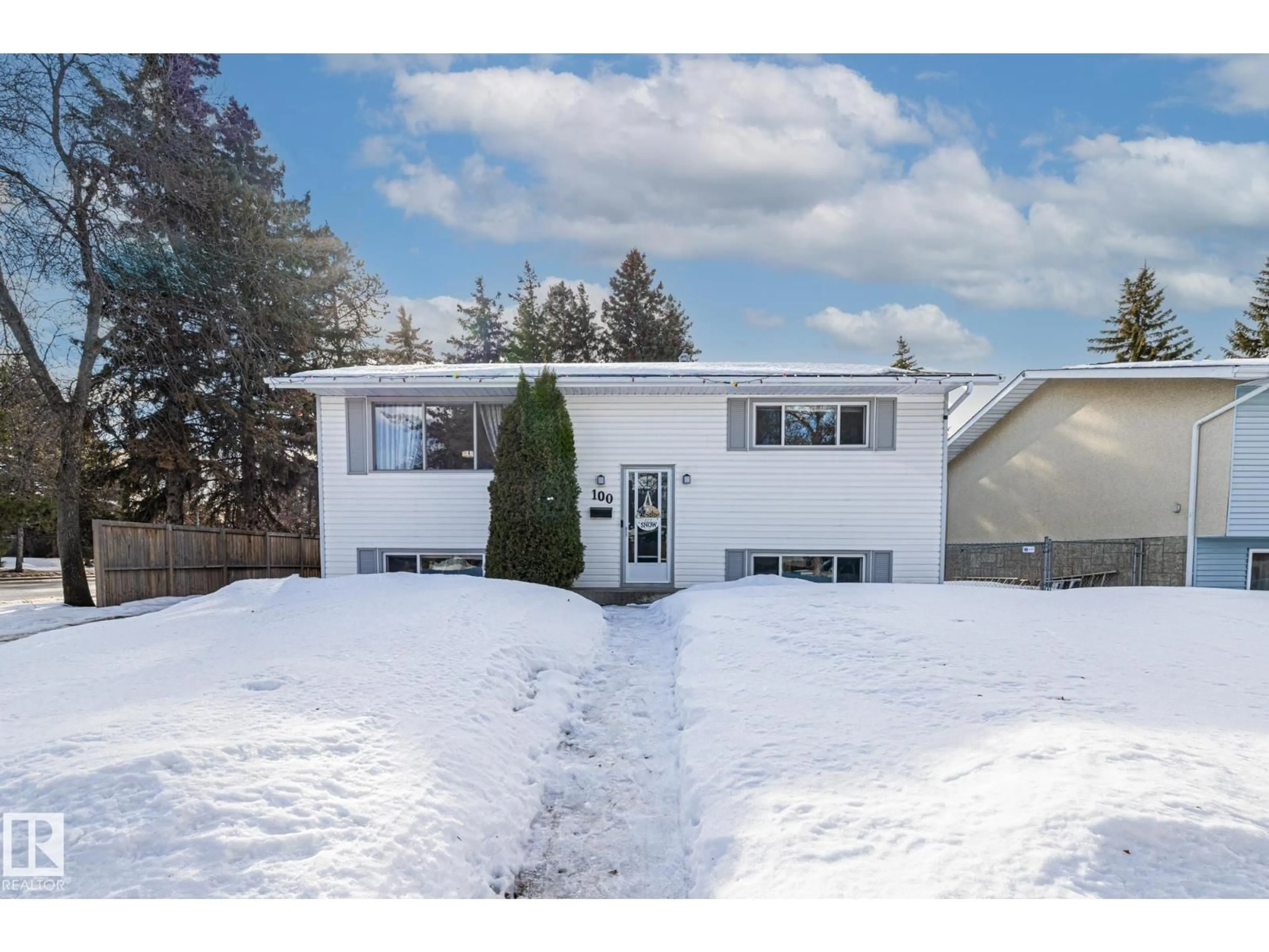 Home with vinyl exterior material, street for 100 LAMBERT CR, St. Albert Alberta T8N1M4